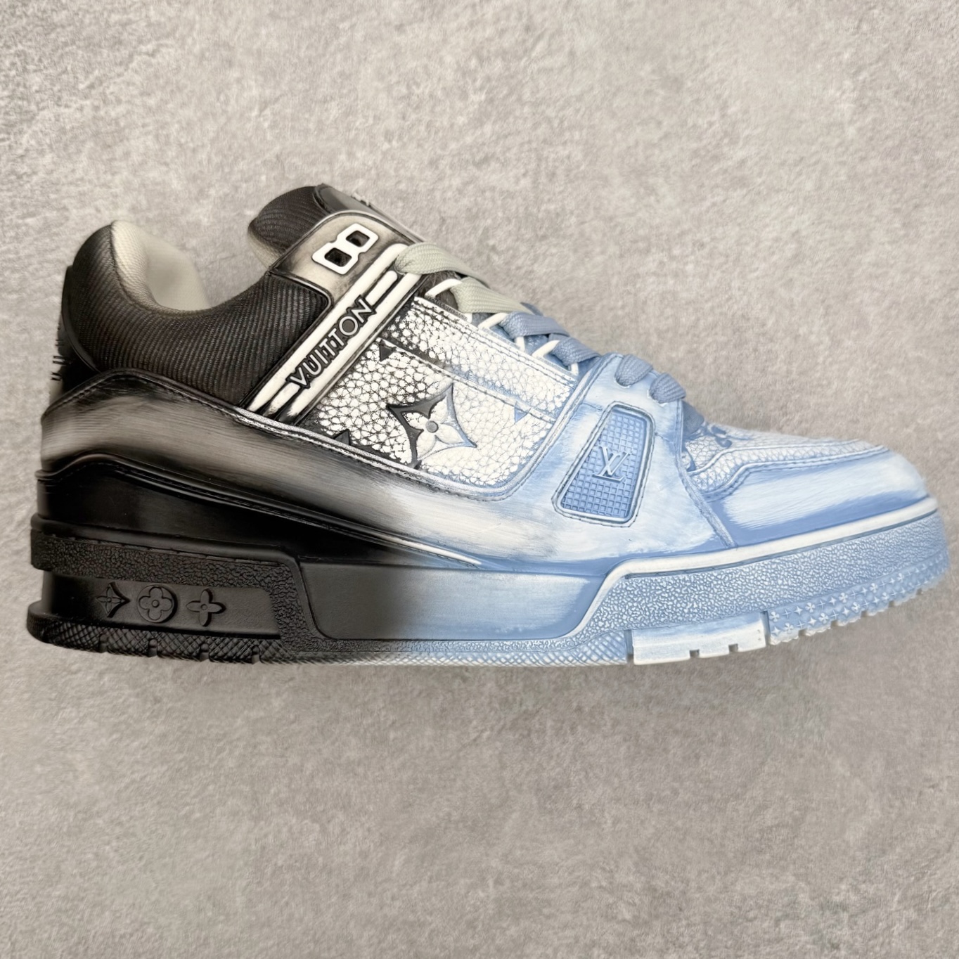 图片[4]-＃FS Louis Vuitton Trainer lv时装走秀运动鞋 完美鞋型超高的清洁度 零毛边线头瑕疵 全套原楦原纸版原鞋开模 全网最具灵魂的版型 正确原装黄色鞋盒 正确中底印花 鞋面印花3D高频深度立体 全鞋电脑针车 紧密相连 针距密度一致 环保乳胶注塑鞋垫 厚度脚感还原原版 皮面裁剪部位 统一油边封口工艺 原装橡胶大底含胶量大底组合零偏差 专柜全套包装 防尘袋 说明书 质保卡 男女鞋 尺码：35 36 37 38 39 40 41 42 43 44 45-选品中心