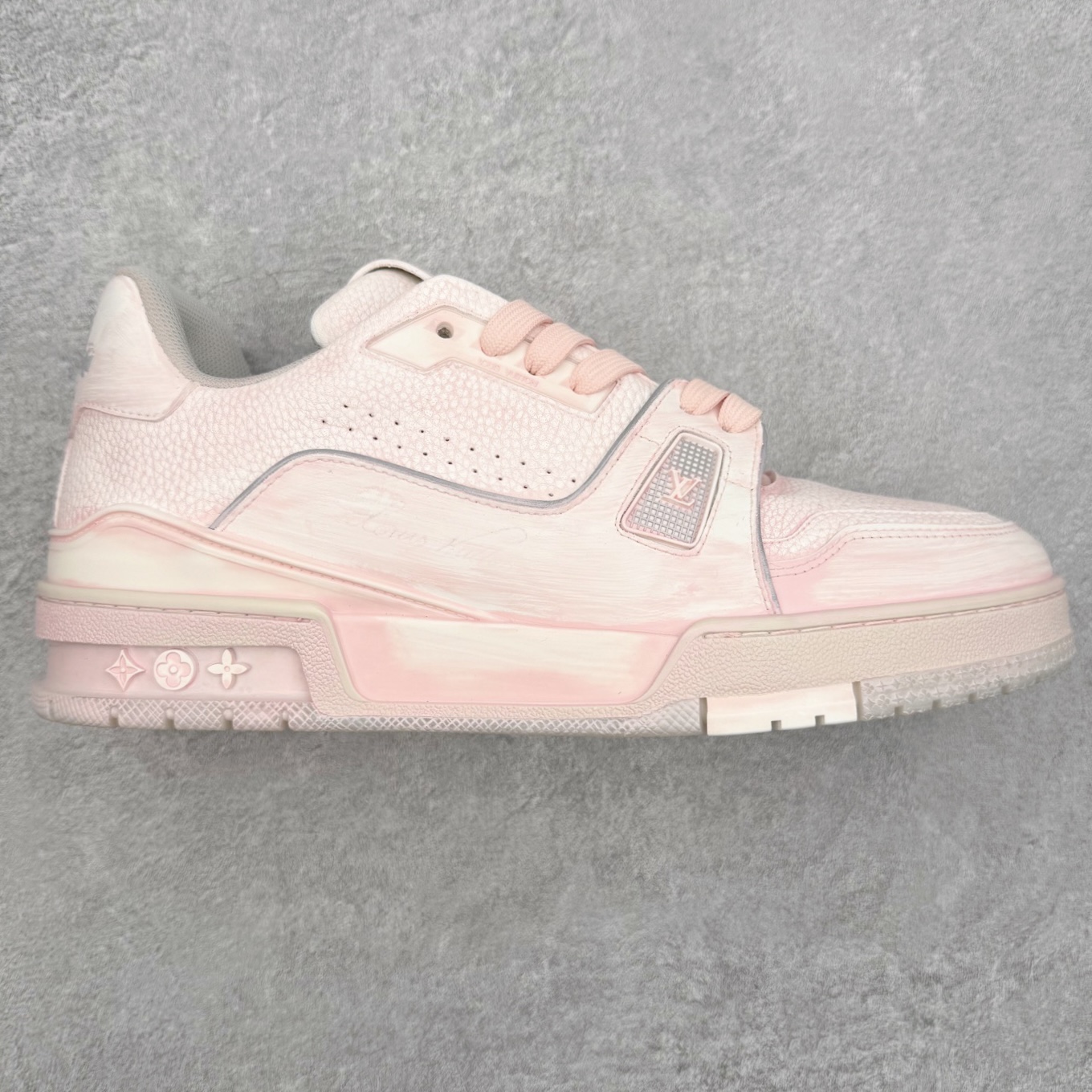 ＃FS Louis Vuitton Trainer lv时装走秀运动鞋 完美鞋型超高的清洁度 零毛边线头瑕疵 全套原楦原纸版原鞋开模 全网最具灵魂的版型 正确原装黄色鞋盒 正确中底印花 鞋面印花3D高频深度立体 全鞋电脑针车 紧密相连 针距密度一致 环保乳胶注塑鞋垫 厚度脚感还原原版 皮面裁剪部位 统一油边封口工艺 原装橡胶大底含胶量大底组合零偏差 专柜全套包装 防尘袋 说明书 质保卡 男女鞋 尺码：35 36 37 38 39 40 41 42 43 44 45-选品中心