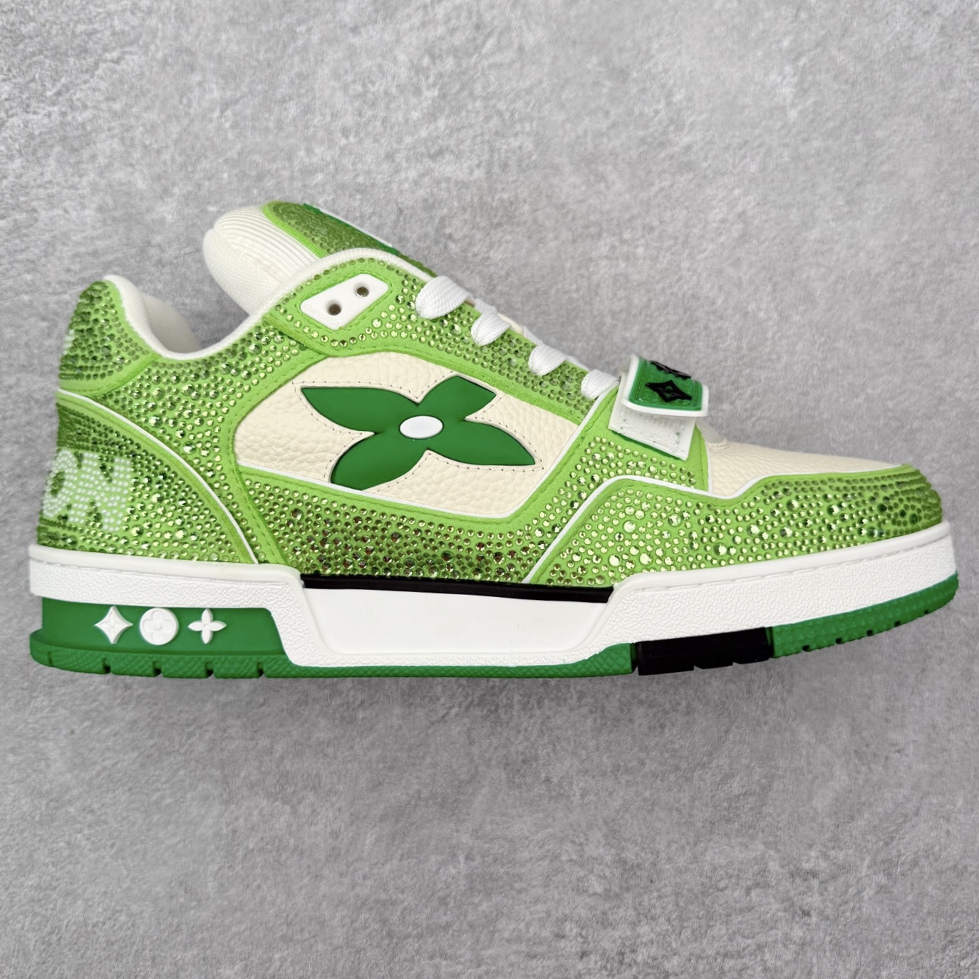 ＃FS Louis Vuitton Trainer lv时装走秀运动鞋 完美鞋型超高的清洁度 零毛边线头瑕疵 全套原楦原纸版原鞋开模 全网最具灵魂的版型 正确原装黄色鞋盒 正确中底印花 鞋面印花3D高频深度立体 全鞋电脑针车 紧密相连 针距密度一致 环保乳胶注塑鞋垫 厚度脚感还原原版 皮面裁剪部位 统一油边封口工艺 原装橡胶大底含胶量大底组合零偏差 专柜全套包装 防尘袋 说明书 质保卡 男女鞋 尺码：35 36 37 38 39 40 41 42 43 44 45-选品中心