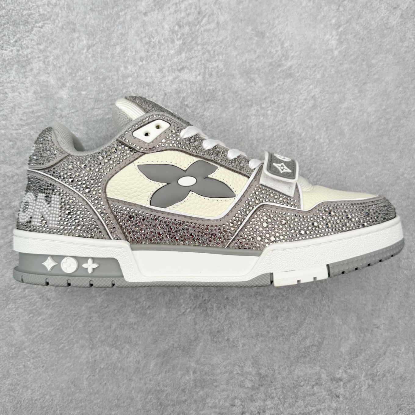 ＃FS Louis Vuitton Trainer lv时装走秀运动鞋 完美鞋型超高的清洁度 零毛边线头瑕疵 全套原楦原纸版原鞋开模 全网最具灵魂的版型 正确原装黄色鞋盒 正确中底印花 鞋面印花3D高频深度立体 全鞋电脑针车 紧密相连 针距密度一致 环保乳胶注塑鞋垫 厚度脚感还原原版 皮面裁剪部位 统一油边封口工艺 原装橡胶大底含胶量大底组合零偏差 专柜全套包装 防尘袋 说明书 质保卡 男女鞋 尺码：35 36 37 38 39 40 41 42 43 44 45-选品中心