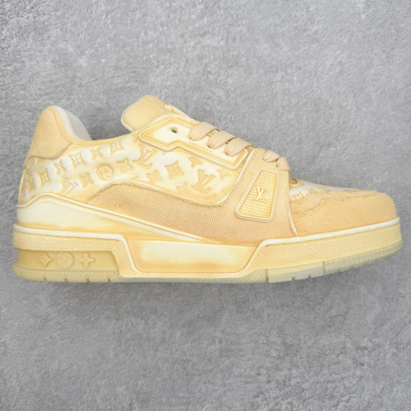 ＃FS Louis Vuitton Trainer lv时装走秀运动鞋 完美鞋型超高的清洁度 零毛边线头瑕疵 全套原楦原纸版原鞋开模 全网最具灵魂的版型 正确原装黄色鞋盒 正确中底印花 鞋面印花3D高频深度立体 全鞋电脑针车 紧密相连 针距密度一致 环保乳胶注塑鞋垫 厚度脚感还原原版 皮面裁剪部位 统一油边封口工艺 原装橡胶大底含胶量大底组合零偏差 专柜全套包装 防尘袋 说明书 质保卡 男女鞋 尺码：35 36 37 38 39 40 41 42 43 44 45-选品中心