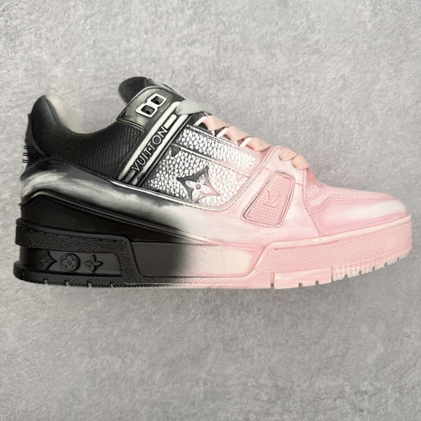 ＃FS Louis Vuitton Trainer lv时装走秀运动鞋 完美鞋型超高的清洁度 零毛边线头瑕疵 全套原楦原纸版原鞋开模 全网最具灵魂的版型 正确原装黄色鞋盒 正确中底印花 鞋面印花3D高频深度立体 全鞋电脑针车 紧密相连 针距密度一致 环保乳胶注塑鞋垫 厚度脚感还原原版 皮面裁剪部位 统一油边封口工艺 原装橡胶大底含胶量大底组合零偏差 专柜全套包装 防尘袋 说明书 质保卡 男女鞋 尺码：35 36 37 38 39 40 41 42 43 44 45-选品中心