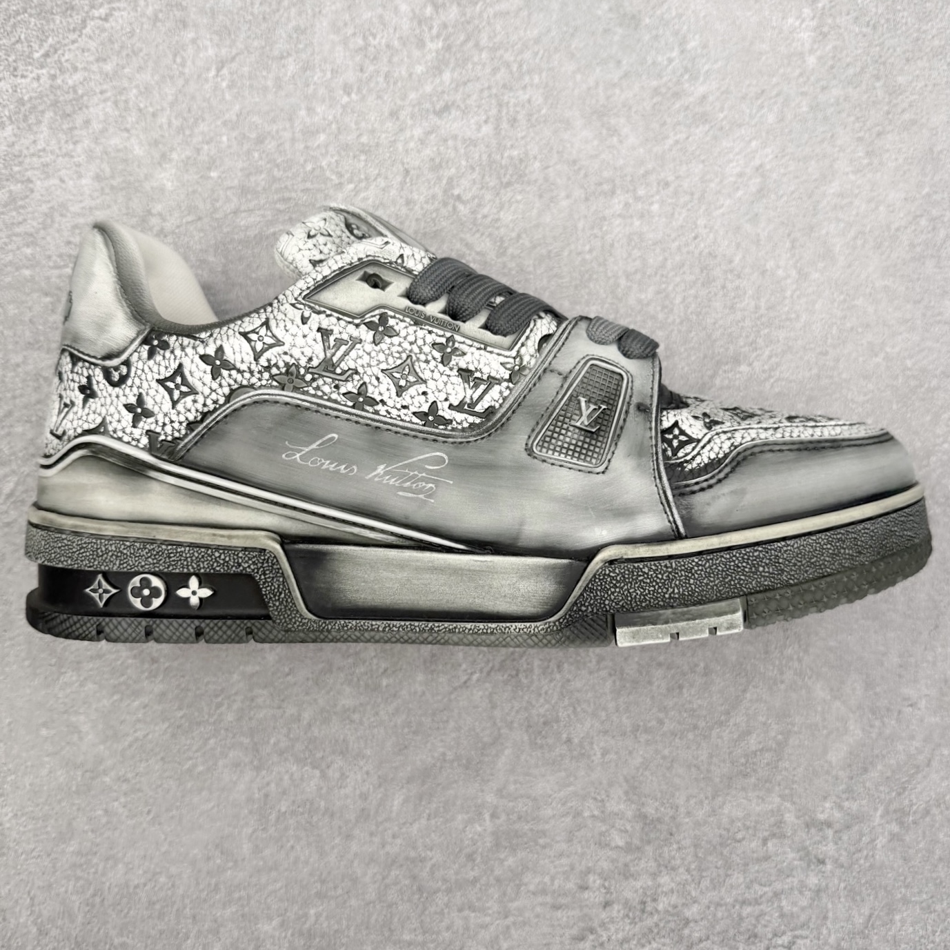 ＃FS Louis Vuitton Trainer lv时装走秀运动鞋 完美鞋型超高的清洁度 零毛边线头瑕疵 全套原楦原纸版原鞋开模 全网最具灵魂的版型 正确原装黄色鞋盒 正确中底印花 鞋面印花3D高频深度立体 全鞋电脑针车 紧密相连 针距密度一致 环保乳胶注塑鞋垫 厚度脚感还原原版 皮面裁剪部位 统一油边封口工艺 原装橡胶大底含胶量大底组合零偏差 专柜全套包装 防尘袋 说明书 质保卡 男女鞋 尺码：35 36 37 38 39 40 41 42 43 44 45-选品中心