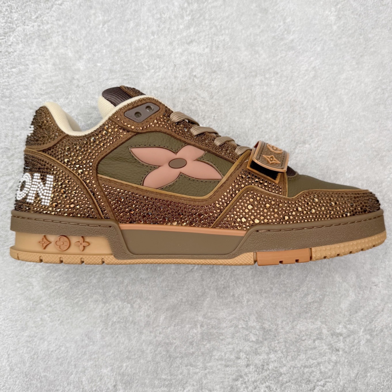 ＃FS Louis Vuitton Trainer lv时装走秀运动鞋 完美鞋型超高的清洁度 零毛边线头瑕疵 全套原楦原纸版原鞋开模 全网最具灵魂的版型 正确原装黄色鞋盒 正确中底印花 鞋面印花3D高频深度立体 全鞋电脑针车 紧密相连 针距密度一致 环保乳胶注塑鞋垫 厚度脚感还原原版 皮面裁剪部位 统一油边封口工艺 原装橡胶大底含胶量大底组合零偏差 专柜全套包装 防尘袋 说明书 质保卡 男女鞋 尺码：35 36 37 38 39 40 41 42 43 44 45-选品中心