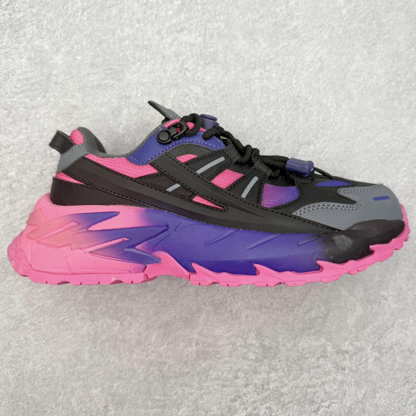 图片[2]-＃纯原福利 FILA 斐乐经典百搭休闲防滑减震耐磨低帮运动鞋 传承了 FILA 的百年基因，融入年轻运动及潮流文化，成为引领变革、创新突破的一代。以“1+N” 的跨界合作模式重现经典的同时创造经典。带来最出其不意的跨界合作惊喜。同时，FILAFUSION把FILA 的 DNA 融入到定制体验里，你可以随心制造厲于你的产品。FILA FUSION 的鞋家族涵盖了老爹鞋、跑步鞋、网球鞋、季节款。风格复古新潮，满足了时尚人士出行及各类运动的搭配需求，成为当下年轻人筷拥的鞋类品牌之一。FILA FUSION 走进年轻人的世界，通过年轻人运动，街舞，滑板，篮球，展现 FILA FUSION 的潮流态度和年轻文化。FILA FUSION 认为末来属于引领变革、创新突破的年轻一代，让我们一起构成 FILA 未来的蓝图吧！尺码：35.5 36 36.5 37.5 38 38.5 39 40-选品中心