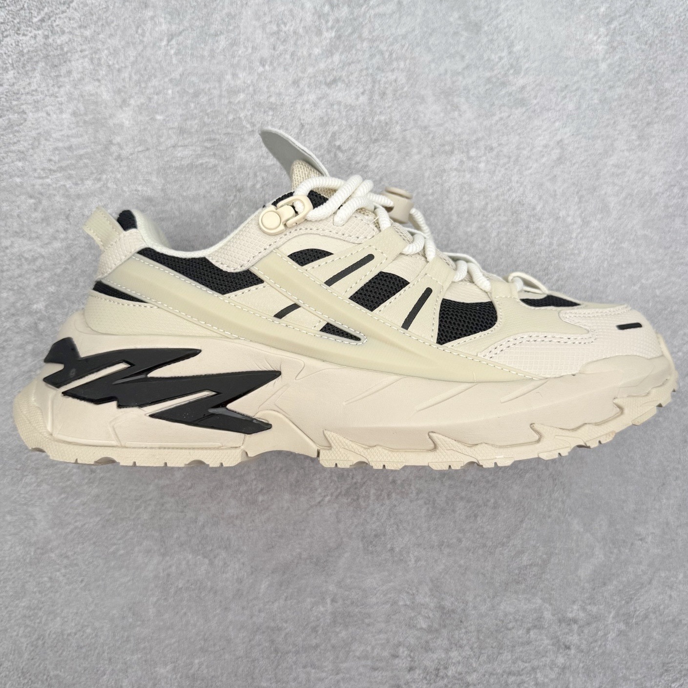 ＃纯原福利 FILA 斐乐经典百搭休闲防滑减震耐磨低帮运动鞋 传承了 FILA 的百年基因，融入年轻运动及潮流文化，成为引领变革、创新突破的一代。以“1+N” 的跨界合作模式重现经典的同时创造经典。带来最出其不意的跨界合作惊喜。同时，FILAFUSION把FILA 的 DNA 融入到定制体验里，你可以随心制造厲于你的产品。FILA FUSION 的鞋家族涵盖了老爹鞋、跑步鞋、网球鞋、季节款。风格复古新潮，满足了时尚人士出行及各类运动的搭配需求，成为当下年轻人筷拥的鞋类品牌之一。FILA FUSION 走进年轻人的世界，通过年轻人运动，街舞，滑板，篮球，展现 FILA FUSION 的潮流态度和年轻文化。FILA FUSION 认为末来属于引领变革、创新突破的年轻一代，让我们一起构成 FILA 未来的蓝图吧！尺码：35.5 36 36.5 37.5 38 38.5 39 40-选品中心