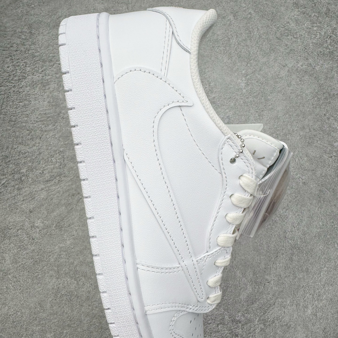 图片[12]-＃XC纯原 Travis Scott x Air Jordan AJ1 Low OG SP TS联名纯白倒钩低帮 TD1228-111 XC原厂全套原楦原纸板冲刀磨具开发 原厂皮料加持 原厂港宝加持定型后跟R度完美 同源原厂电绣 鬼脸飞翼针数密度立体效果一致 百分百一致原鞋 原厂拉帮工艺 针距密度一致 后跟弧度收口自然不对折 极致一眼正品既视感 进口玻璃冲刀皮料裁剪零毛边 全鞋电脑针车工艺 品控清洁度最高QC检验标准 免检产品 原厂订购鞋盒、鞋标、防尘纸、鞋撑、鞋带 追求极致的原厂味道 尺码：36 36.5 37.5 38 38.5 39 40 40.5 41 42 42.5 43 44 44.5 45 46 47.5-选品中心