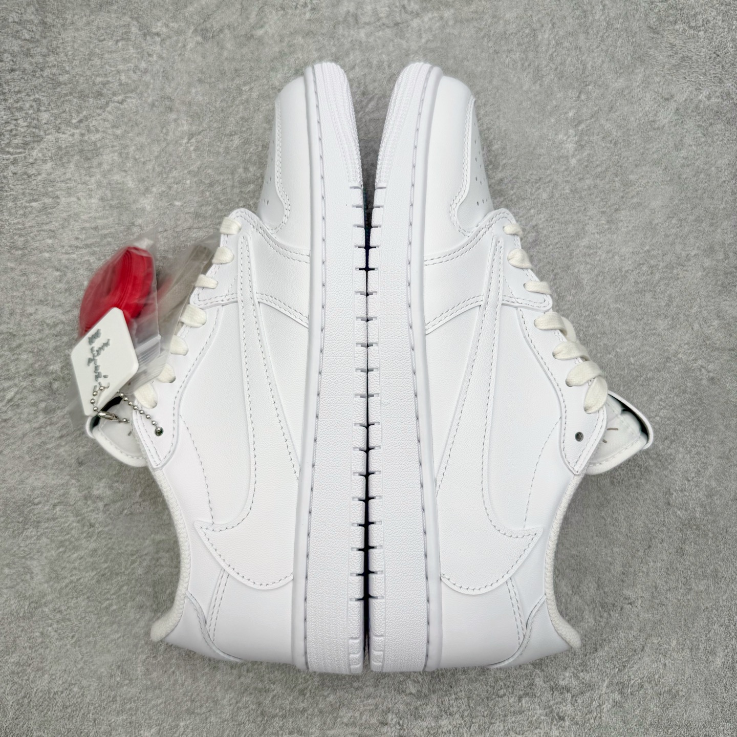 图片[4]-＃XC纯原 Travis Scott x Air Jordan AJ1 Low OG SP TS联名纯白倒钩低帮 TD1228-111 XC原厂全套原楦原纸板冲刀磨具开发 原厂皮料加持 原厂港宝加持定型后跟R度完美 同源原厂电绣 鬼脸飞翼针数密度立体效果一致 百分百一致原鞋 原厂拉帮工艺 针距密度一致 后跟弧度收口自然不对折 极致一眼正品既视感 进口玻璃冲刀皮料裁剪零毛边 全鞋电脑针车工艺 品控清洁度最高QC检验标准 免检产品 原厂订购鞋盒、鞋标、防尘纸、鞋撑、鞋带 追求极致的原厂味道 尺码：36 36.5 37.5 38 38.5 39 40 40.5 41 42 42.5 43 44 44.5 45 46 47.5-选品中心