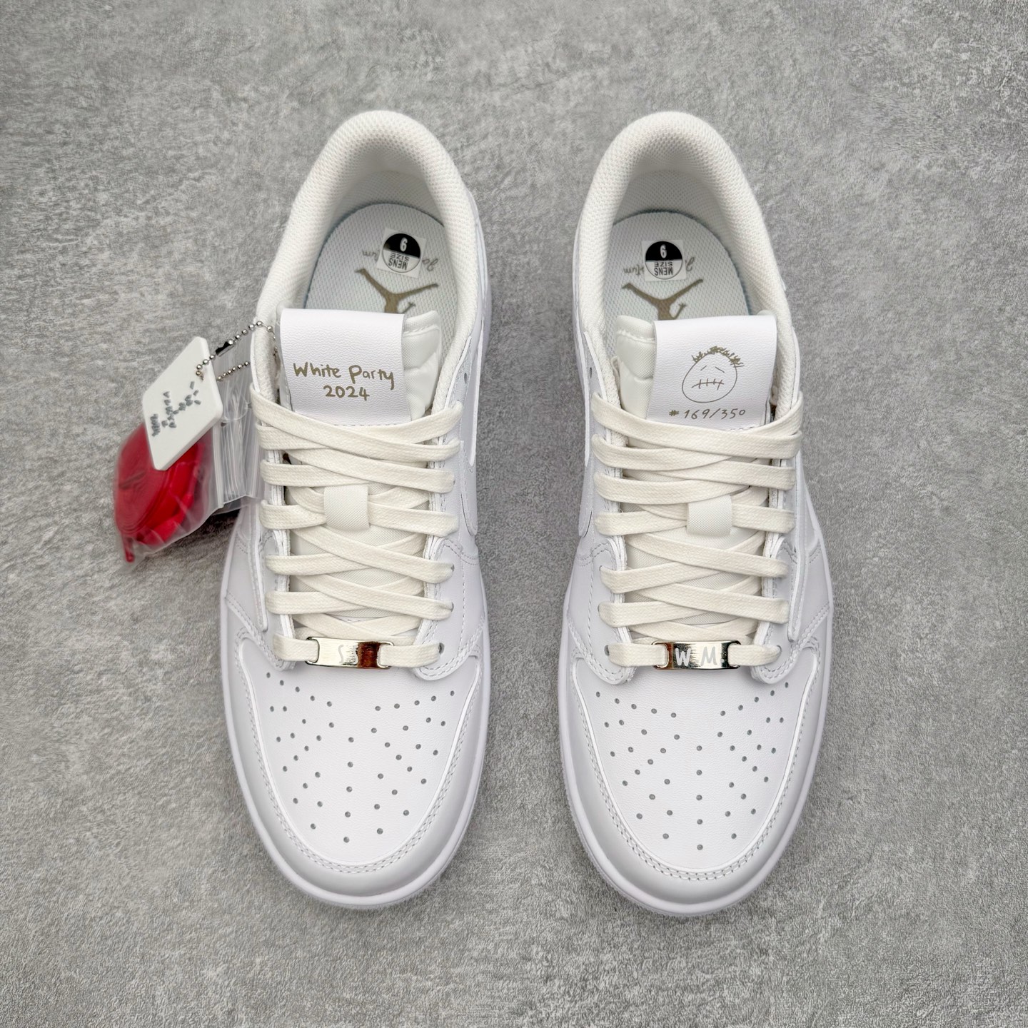 图片[2]-＃XC纯原 Travis Scott x Air Jordan AJ1 Low OG SP TS联名纯白倒钩低帮 TD1228-111 XC原厂全套原楦原纸板冲刀磨具开发 原厂皮料加持 原厂港宝加持定型后跟R度完美 同源原厂电绣 鬼脸飞翼针数密度立体效果一致 百分百一致原鞋 原厂拉帮工艺 针距密度一致 后跟弧度收口自然不对折 极致一眼正品既视感 进口玻璃冲刀皮料裁剪零毛边 全鞋电脑针车工艺 品控清洁度最高QC检验标准 免检产品 原厂订购鞋盒、鞋标、防尘纸、鞋撑、鞋带 追求极致的原厂味道 尺码：36 36.5 37.5 38 38.5 39 40 40.5 41 42 42.5 43 44 44.5 45 46 47.5-选品中心