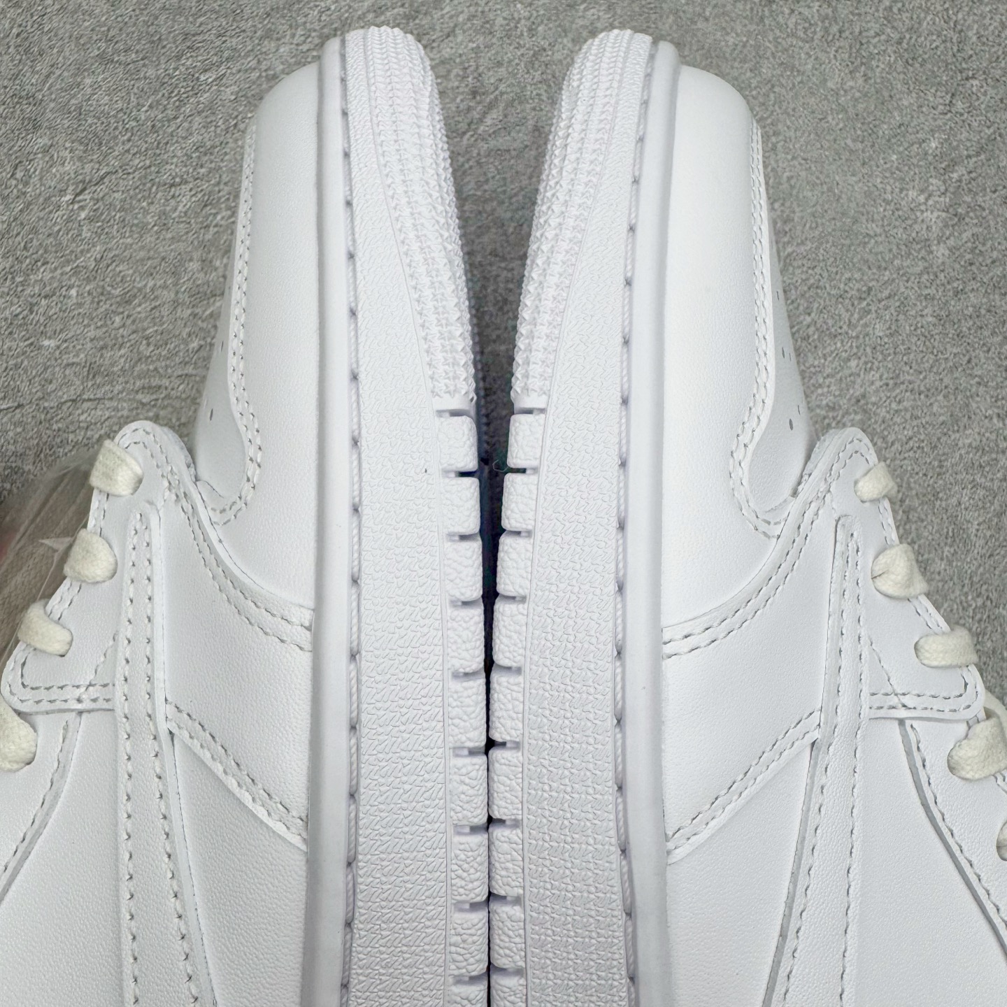 图片[14]-＃XC纯原 Travis Scott x Air Jordan AJ1 Low OG SP TS联名纯白倒钩低帮 TD1228-111 XC原厂全套原楦原纸板冲刀磨具开发 原厂皮料加持 原厂港宝加持定型后跟R度完美 同源原厂电绣 鬼脸飞翼针数密度立体效果一致 百分百一致原鞋 原厂拉帮工艺 针距密度一致 后跟弧度收口自然不对折 极致一眼正品既视感 进口玻璃冲刀皮料裁剪零毛边 全鞋电脑针车工艺 品控清洁度最高QC检验标准 免检产品 原厂订购鞋盒、鞋标、防尘纸、鞋撑、鞋带 追求极致的原厂味道 尺码：36 36.5 37.5 38 38.5 39 40 40.5 41 42 42.5 43 44 44.5 45 46 47.5-选品中心