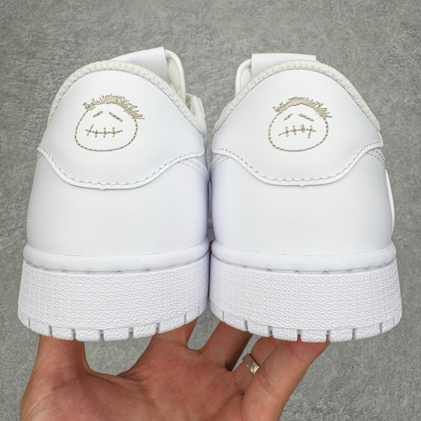 图片[7]-＃XC纯原 Travis Scott x Air Jordan AJ1 Low OG SP TS联名纯白倒钩低帮 TD1228-111 XC原厂全套原楦原纸板冲刀磨具开发 原厂皮料加持 原厂港宝加持定型后跟R度完美 同源原厂电绣 鬼脸飞翼针数密度立体效果一致 百分百一致原鞋 原厂拉帮工艺 针距密度一致 后跟弧度收口自然不对折 极致一眼正品既视感 进口玻璃冲刀皮料裁剪零毛边 全鞋电脑针车工艺 品控清洁度最高QC检验标准 免检产品 原厂订购鞋盒、鞋标、防尘纸、鞋撑、鞋带 追求极致的原厂味道 尺码：36 36.5 37.5 38 38.5 39 40 40.5 41 42 42.5 43 44 44.5 45 46 47.5-选品中心