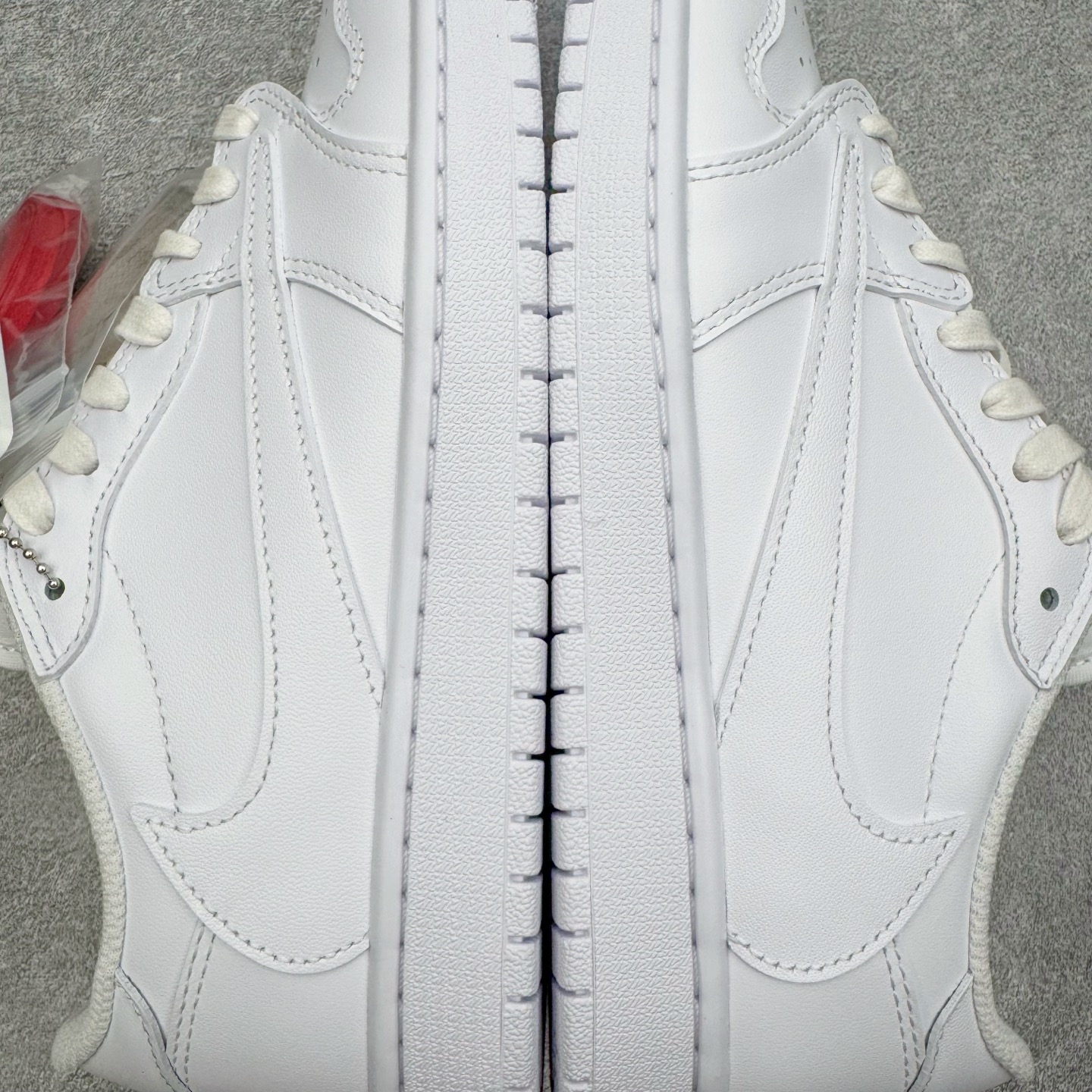 图片[9]-＃XC纯原 Travis Scott x Air Jordan AJ1 Low OG SP TS联名纯白倒钩低帮 TD1228-111 XC原厂全套原楦原纸板冲刀磨具开发 原厂皮料加持 原厂港宝加持定型后跟R度完美 同源原厂电绣 鬼脸飞翼针数密度立体效果一致 百分百一致原鞋 原厂拉帮工艺 针距密度一致 后跟弧度收口自然不对折 极致一眼正品既视感 进口玻璃冲刀皮料裁剪零毛边 全鞋电脑针车工艺 品控清洁度最高QC检验标准 免检产品 原厂订购鞋盒、鞋标、防尘纸、鞋撑、鞋带 追求极致的原厂味道 尺码：36 36.5 37.5 38 38.5 39 40 40.5 41 42 42.5 43 44 44.5 45 46 47.5-选品中心