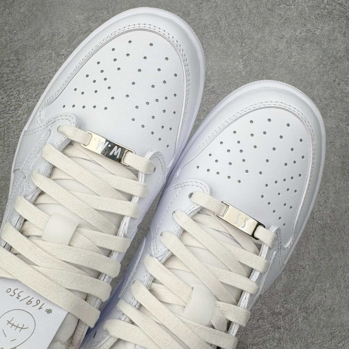 图片[5]-＃XC纯原 Travis Scott x Air Jordan AJ1 Low OG SP TS联名纯白倒钩低帮 TD1228-111 XC原厂全套原楦原纸板冲刀磨具开发 原厂皮料加持 原厂港宝加持定型后跟R度完美 同源原厂电绣 鬼脸飞翼针数密度立体效果一致 百分百一致原鞋 原厂拉帮工艺 针距密度一致 后跟弧度收口自然不对折 极致一眼正品既视感 进口玻璃冲刀皮料裁剪零毛边 全鞋电脑针车工艺 品控清洁度最高QC检验标准 免检产品 原厂订购鞋盒、鞋标、防尘纸、鞋撑、鞋带 追求极致的原厂味道 尺码：36 36.5 37.5 38 38.5 39 40 40.5 41 42 42.5 43 44 44.5 45 46 47.5-选品中心