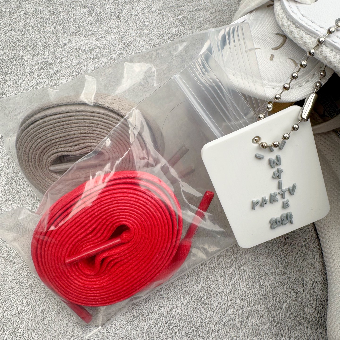 图片[15]-＃XC纯原 Travis Scott x Air Jordan AJ1 Low OG SP TS联名纯白倒钩低帮 TD1228-111 XC原厂全套原楦原纸板冲刀磨具开发 原厂皮料加持 原厂港宝加持定型后跟R度完美 同源原厂电绣 鬼脸飞翼针数密度立体效果一致 百分百一致原鞋 原厂拉帮工艺 针距密度一致 后跟弧度收口自然不对折 极致一眼正品既视感 进口玻璃冲刀皮料裁剪零毛边 全鞋电脑针车工艺 品控清洁度最高QC检验标准 免检产品 原厂订购鞋盒、鞋标、防尘纸、鞋撑、鞋带 追求极致的原厂味道 尺码：36 36.5 37.5 38 38.5 39 40 40.5 41 42 42.5 43 44 44.5 45 46 47.5-选品中心