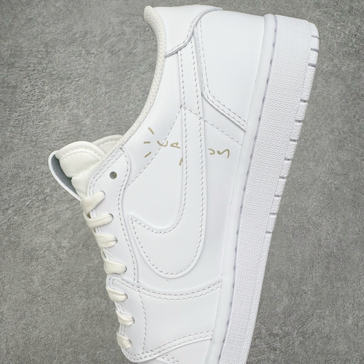 图片[13]-＃XC纯原 Travis Scott x Air Jordan AJ1 Low OG SP TS联名纯白倒钩低帮 TD1228-111 XC原厂全套原楦原纸板冲刀磨具开发 原厂皮料加持 原厂港宝加持定型后跟R度完美 同源原厂电绣 鬼脸飞翼针数密度立体效果一致 百分百一致原鞋 原厂拉帮工艺 针距密度一致 后跟弧度收口自然不对折 极致一眼正品既视感 进口玻璃冲刀皮料裁剪零毛边 全鞋电脑针车工艺 品控清洁度最高QC检验标准 免检产品 原厂订购鞋盒、鞋标、防尘纸、鞋撑、鞋带 追求极致的原厂味道 尺码：36 36.5 37.5 38 38.5 39 40 40.5 41 42 42.5 43 44 44.5 45 46 47.5-选品中心