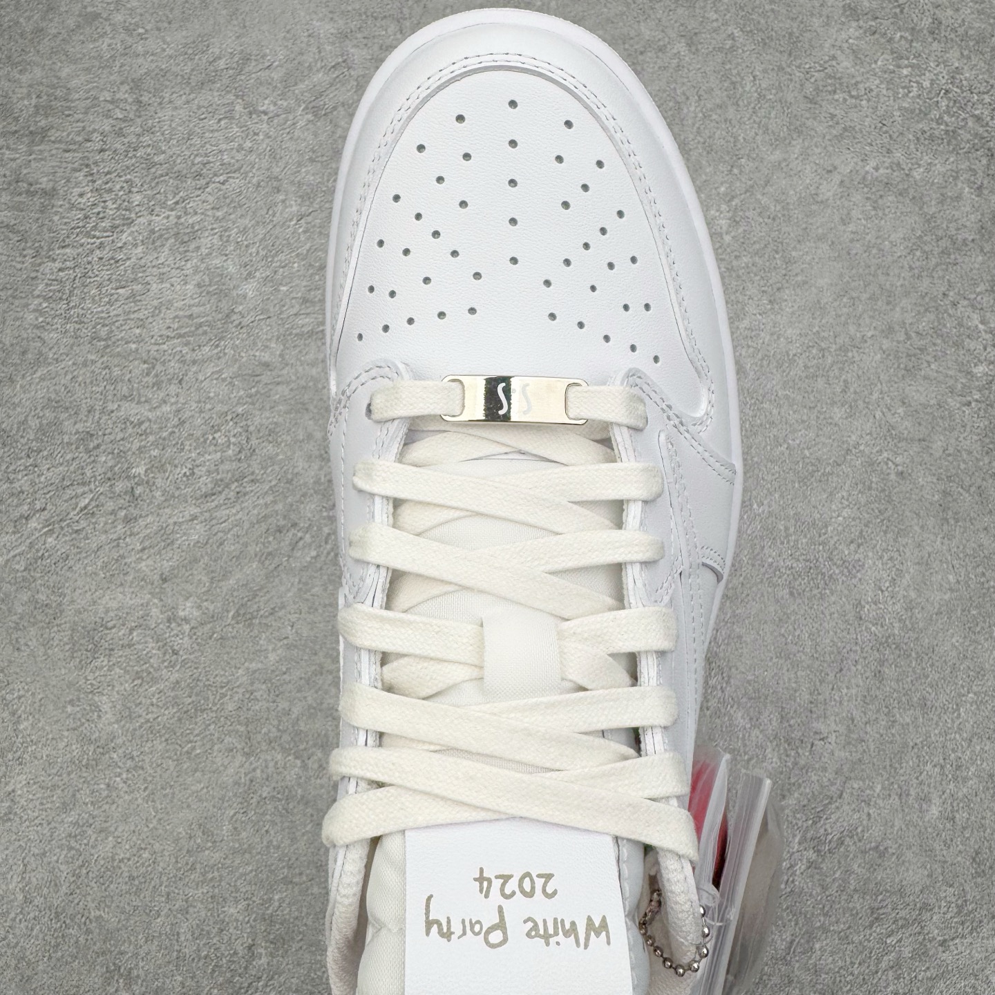 图片[10]-＃XC纯原 Travis Scott x Air Jordan AJ1 Low OG SP TS联名纯白倒钩低帮 TD1228-111 XC原厂全套原楦原纸板冲刀磨具开发 原厂皮料加持 原厂港宝加持定型后跟R度完美 同源原厂电绣 鬼脸飞翼针数密度立体效果一致 百分百一致原鞋 原厂拉帮工艺 针距密度一致 后跟弧度收口自然不对折 极致一眼正品既视感 进口玻璃冲刀皮料裁剪零毛边 全鞋电脑针车工艺 品控清洁度最高QC检验标准 免检产品 原厂订购鞋盒、鞋标、防尘纸、鞋撑、鞋带 追求极致的原厂味道 尺码：36 36.5 37.5 38 38.5 39 40 40.5 41 42 42.5 43 44 44.5 45 46 47.5-选品中心