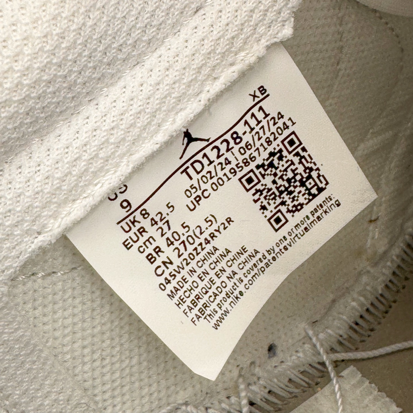 图片[19]-＃XC纯原 Travis Scott x Air Jordan AJ1 Low OG SP TS联名纯白倒钩低帮 TD1228-111 XC原厂全套原楦原纸板冲刀磨具开发 原厂皮料加持 原厂港宝加持定型后跟R度完美 同源原厂电绣 鬼脸飞翼针数密度立体效果一致 百分百一致原鞋 原厂拉帮工艺 针距密度一致 后跟弧度收口自然不对折 极致一眼正品既视感 进口玻璃冲刀皮料裁剪零毛边 全鞋电脑针车工艺 品控清洁度最高QC检验标准 免检产品 原厂订购鞋盒、鞋标、防尘纸、鞋撑、鞋带 追求极致的原厂味道 尺码：36 36.5 37.5 38 38.5 39 40 40.5 41 42 42.5 43 44 44.5 45 46 47.5-选品中心