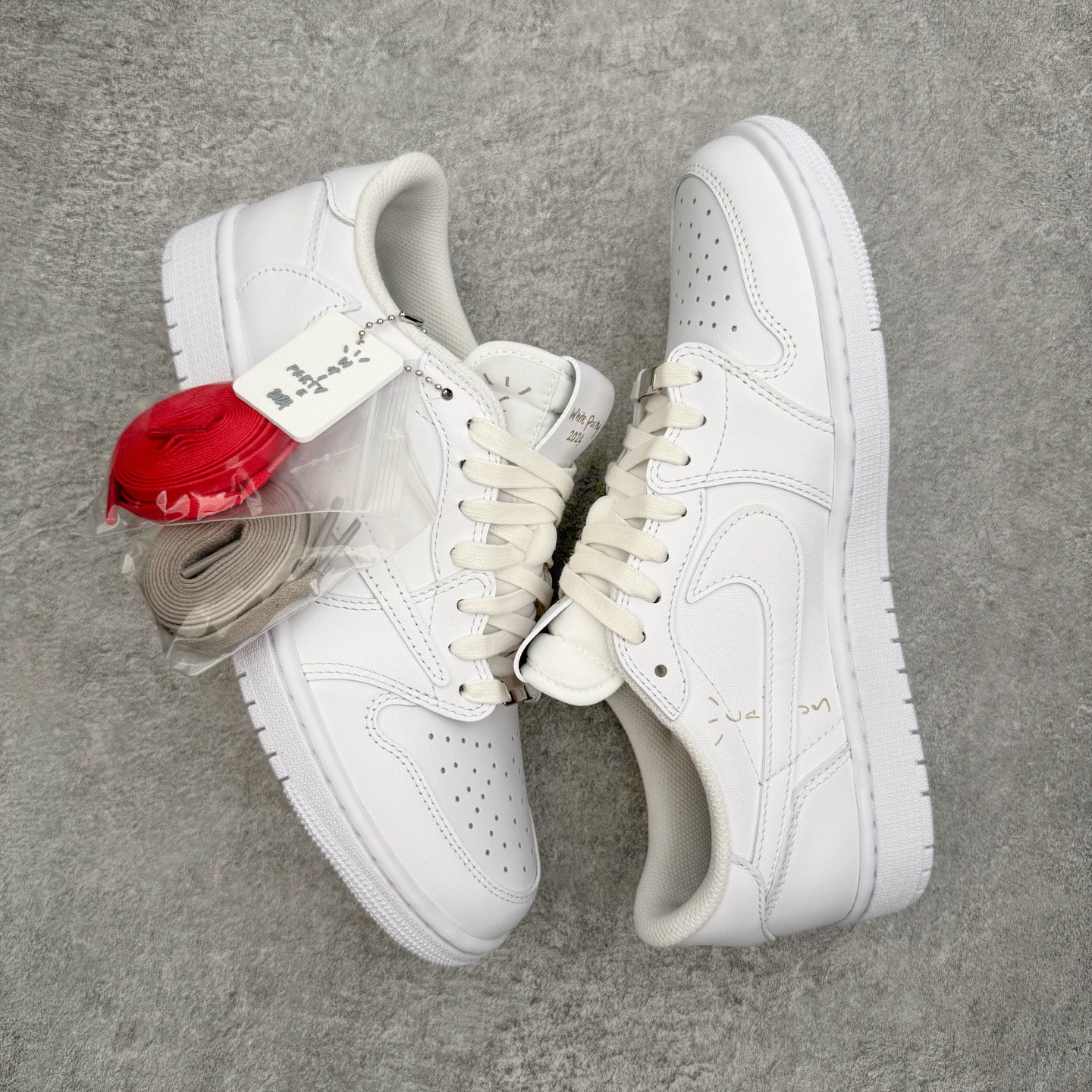 图片[3]-＃XC纯原 Travis Scott x Air Jordan AJ1 Low OG SP TS联名纯白倒钩低帮 TD1228-111 XC原厂全套原楦原纸板冲刀磨具开发 原厂皮料加持 原厂港宝加持定型后跟R度完美 同源原厂电绣 鬼脸飞翼针数密度立体效果一致 百分百一致原鞋 原厂拉帮工艺 针距密度一致 后跟弧度收口自然不对折 极致一眼正品既视感 进口玻璃冲刀皮料裁剪零毛边 全鞋电脑针车工艺 品控清洁度最高QC检验标准 免检产品 原厂订购鞋盒、鞋标、防尘纸、鞋撑、鞋带 追求极致的原厂味道 尺码：36 36.5 37.5 38 38.5 39 40 40.5 41 42 42.5 43 44 44.5 45 46 47.5-选品中心