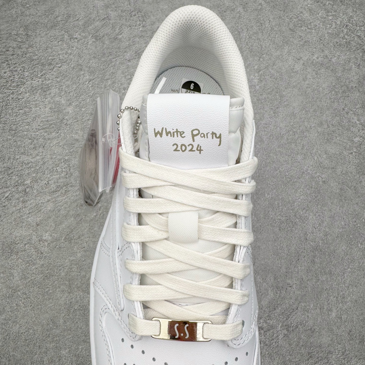 图片[11]-＃XC纯原 Travis Scott x Air Jordan AJ1 Low OG SP TS联名纯白倒钩低帮 TD1228-111 XC原厂全套原楦原纸板冲刀磨具开发 原厂皮料加持 原厂港宝加持定型后跟R度完美 同源原厂电绣 鬼脸飞翼针数密度立体效果一致 百分百一致原鞋 原厂拉帮工艺 针距密度一致 后跟弧度收口自然不对折 极致一眼正品既视感 进口玻璃冲刀皮料裁剪零毛边 全鞋电脑针车工艺 品控清洁度最高QC检验标准 免检产品 原厂订购鞋盒、鞋标、防尘纸、鞋撑、鞋带 追求极致的原厂味道 尺码：36 36.5 37.5 38 38.5 39 40 40.5 41 42 42.5 43 44 44.5 45 46 47.5-选品中心