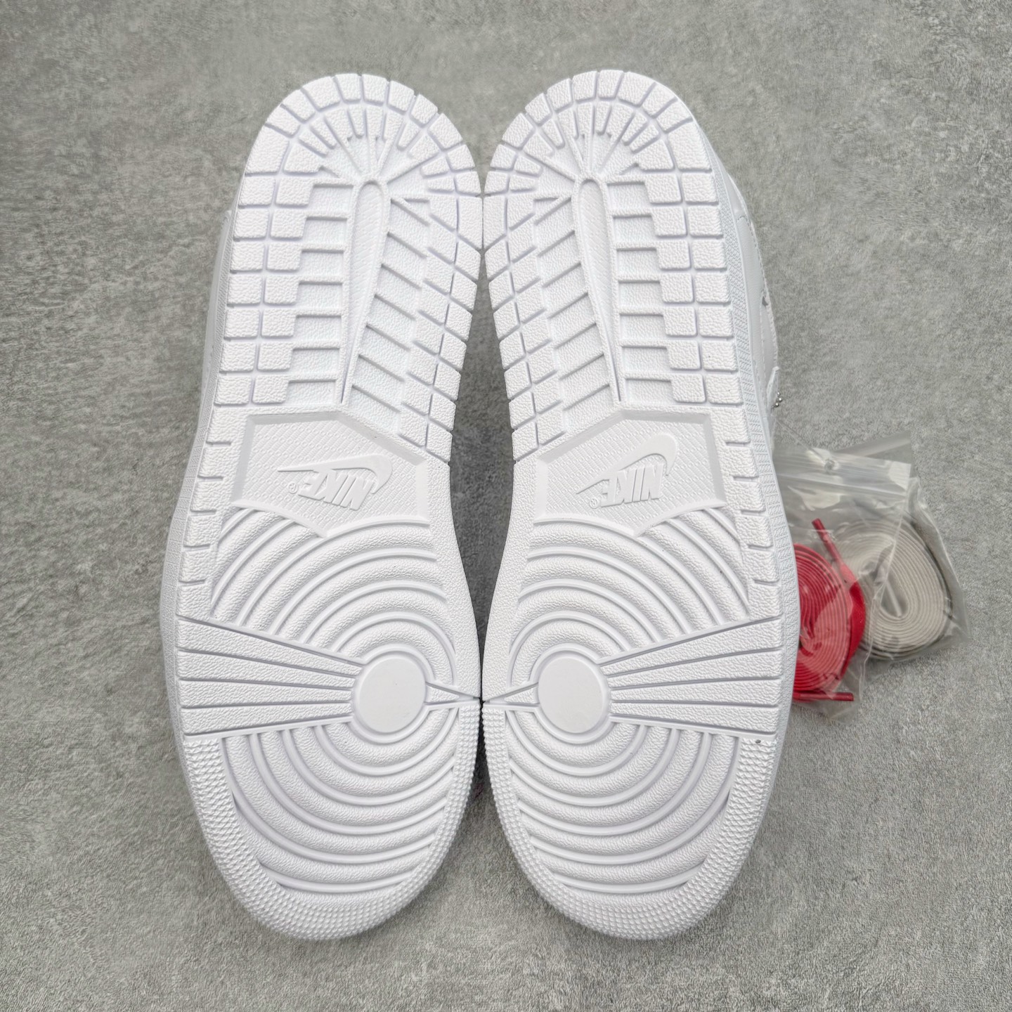 图片[8]-＃XC纯原 Travis Scott x Air Jordan AJ1 Low OG SP TS联名纯白倒钩低帮 TD1228-111 XC原厂全套原楦原纸板冲刀磨具开发 原厂皮料加持 原厂港宝加持定型后跟R度完美 同源原厂电绣 鬼脸飞翼针数密度立体效果一致 百分百一致原鞋 原厂拉帮工艺 针距密度一致 后跟弧度收口自然不对折 极致一眼正品既视感 进口玻璃冲刀皮料裁剪零毛边 全鞋电脑针车工艺 品控清洁度最高QC检验标准 免检产品 原厂订购鞋盒、鞋标、防尘纸、鞋撑、鞋带 追求极致的原厂味道 尺码：36 36.5 37.5 38 38.5 39 40 40.5 41 42 42.5 43 44 44.5 45 46 47.5-选品中心