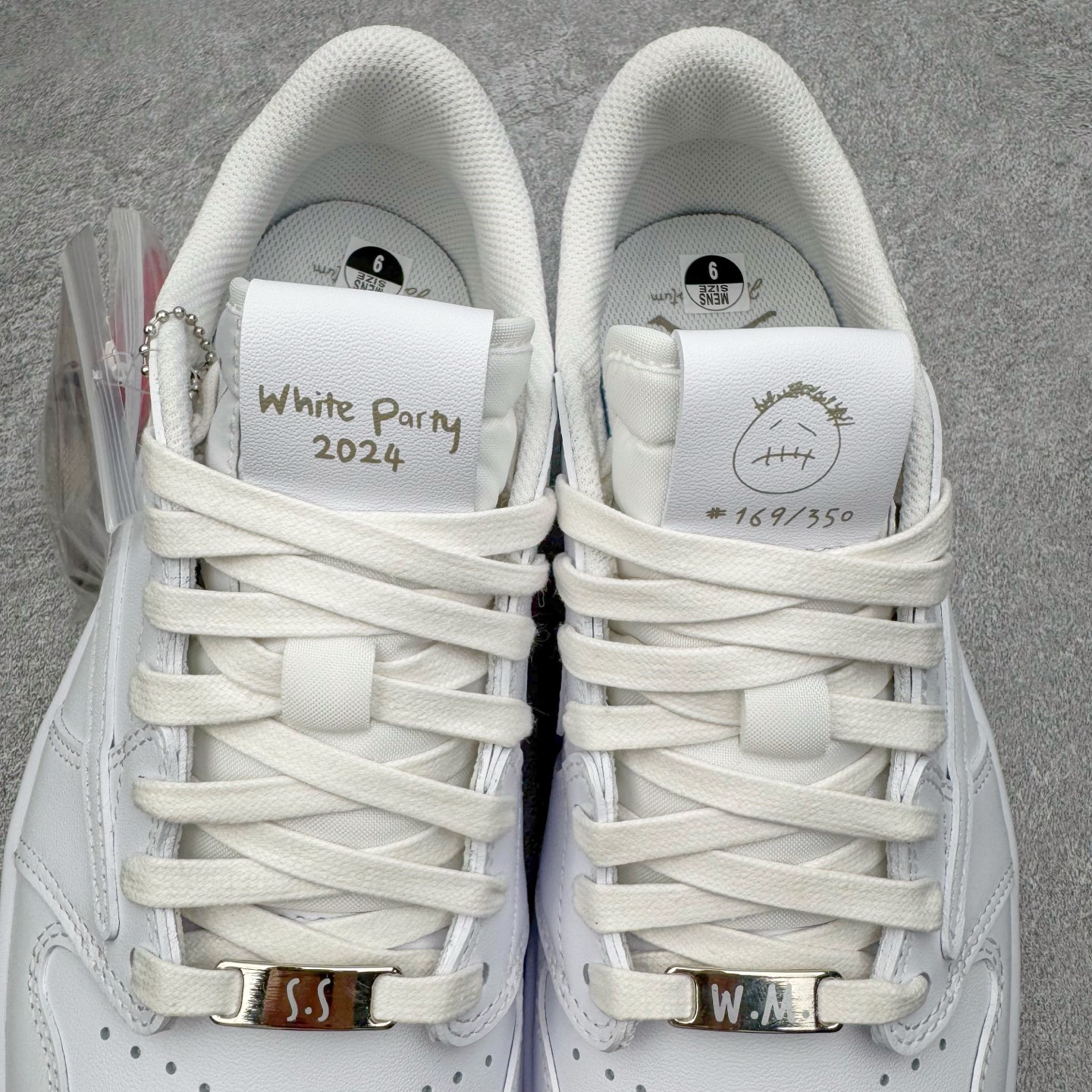 图片[6]-＃XC纯原 Travis Scott x Air Jordan AJ1 Low OG SP TS联名纯白倒钩低帮 TD1228-111 XC原厂全套原楦原纸板冲刀磨具开发 原厂皮料加持 原厂港宝加持定型后跟R度完美 同源原厂电绣 鬼脸飞翼针数密度立体效果一致 百分百一致原鞋 原厂拉帮工艺 针距密度一致 后跟弧度收口自然不对折 极致一眼正品既视感 进口玻璃冲刀皮料裁剪零毛边 全鞋电脑针车工艺 品控清洁度最高QC检验标准 免检产品 原厂订购鞋盒、鞋标、防尘纸、鞋撑、鞋带 追求极致的原厂味道 尺码：36 36.5 37.5 38 38.5 39 40 40.5 41 42 42.5 43 44 44.5 45 46 47.5-选品中心