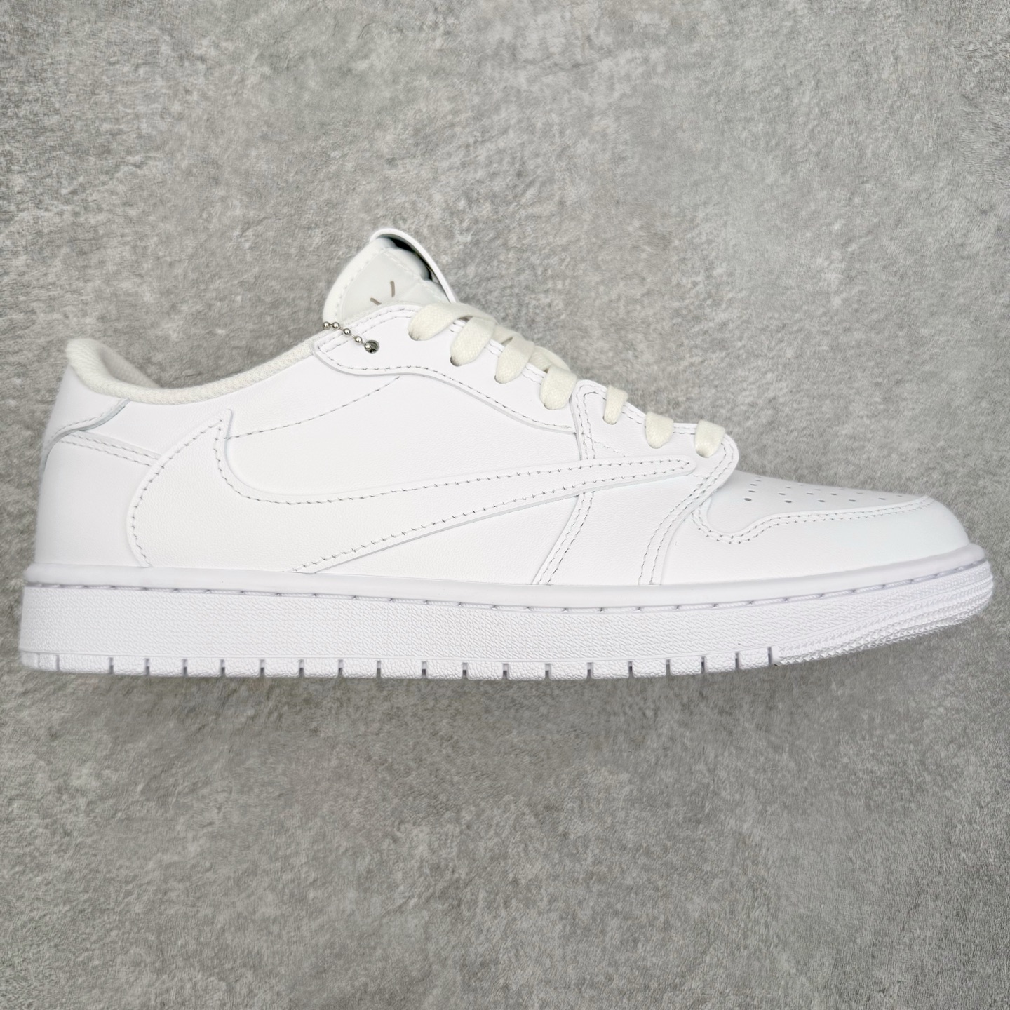 ＃XC纯原 Travis Scott x Air Jordan AJ1 Low OG SP TS联名纯白倒钩低帮 TD1228-111 XC原厂全套原楦原纸板冲刀磨具开发 原厂皮料加持 原厂港宝加持定型后跟R度完美 同源原厂电绣 鬼脸飞翼针数密度立体效果一致 百分百一致原鞋 原厂拉帮工艺 针距密度一致 后跟弧度收口自然不对折 极致一眼正品既视感 进口玻璃冲刀皮料裁剪零毛边 全鞋电脑针车工艺 品控清洁度最高QC检验标准 免检产品 原厂订购鞋盒、鞋标、防尘纸、鞋撑、鞋带 追求极致的原厂味道 尺码：36 36.5 37.5 38 38.5 39 40 40.5 41 42 42.5 43 44 44.5 45 46 47.5-选品中心