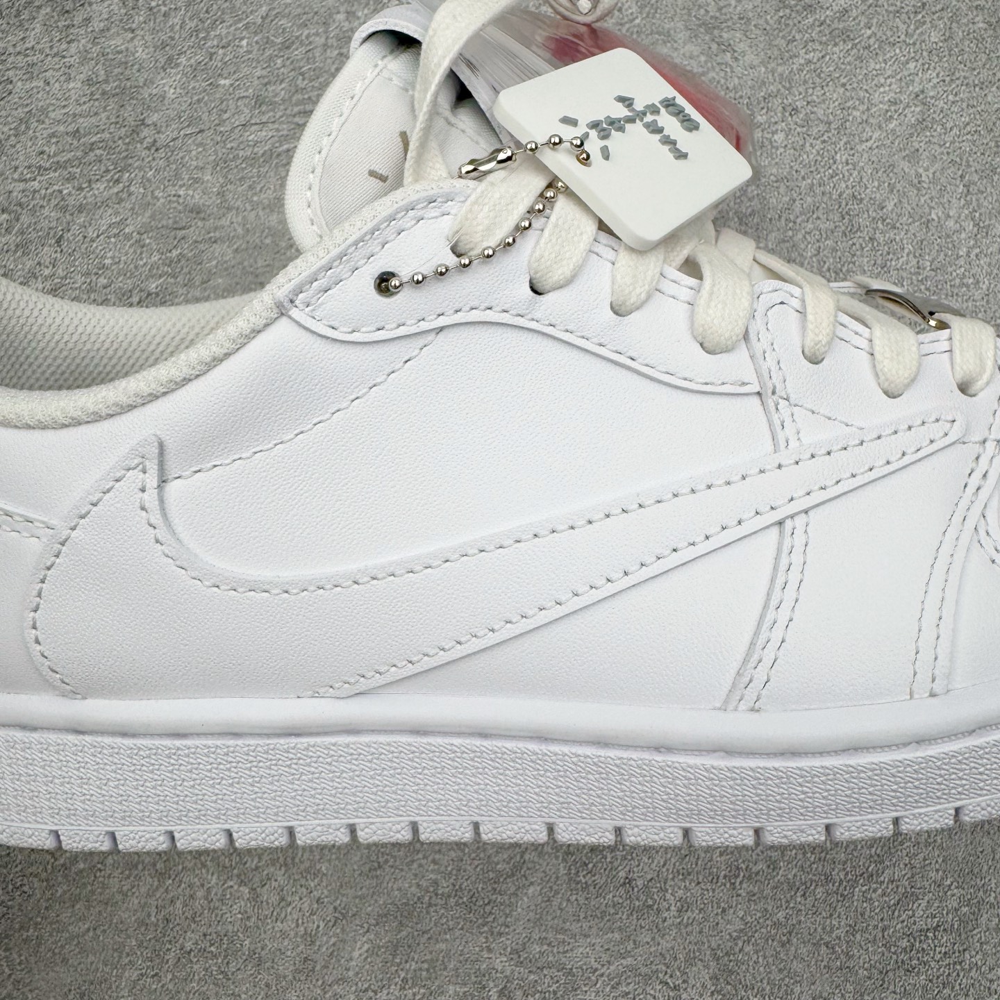 图片[20]-＃XC纯原 Travis Scott x Air Jordan AJ1 Low OG SP TS联名纯白倒钩低帮 TD1228-111 XC原厂全套原楦原纸板冲刀磨具开发 原厂皮料加持 原厂港宝加持定型后跟R度完美 同源原厂电绣 鬼脸飞翼针数密度立体效果一致 百分百一致原鞋 原厂拉帮工艺 针距密度一致 后跟弧度收口自然不对折 极致一眼正品既视感 进口玻璃冲刀皮料裁剪零毛边 全鞋电脑针车工艺 品控清洁度最高QC检验标准 免检产品 原厂订购鞋盒、鞋标、防尘纸、鞋撑、鞋带 追求极致的原厂味道 尺码：36 36.5 37.5 38 38.5 39 40 40.5 41 42 42.5 43 44 44.5 45 46 47.5-选品中心