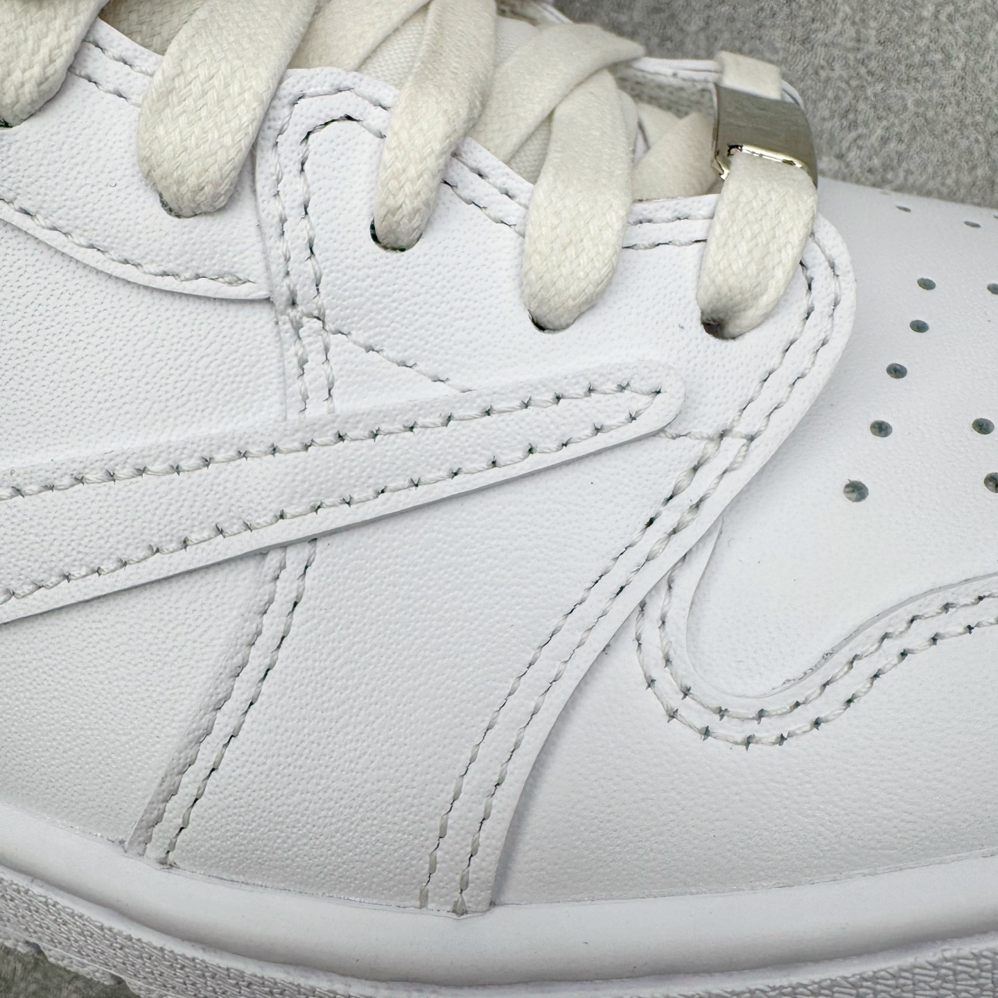 图片[21]-＃XC纯原 Travis Scott x Air Jordan AJ1 Low OG SP TS联名纯白倒钩低帮 TD1228-111 XC原厂全套原楦原纸板冲刀磨具开发 原厂皮料加持 原厂港宝加持定型后跟R度完美 同源原厂电绣 鬼脸飞翼针数密度立体效果一致 百分百一致原鞋 原厂拉帮工艺 针距密度一致 后跟弧度收口自然不对折 极致一眼正品既视感 进口玻璃冲刀皮料裁剪零毛边 全鞋电脑针车工艺 品控清洁度最高QC检验标准 免检产品 原厂订购鞋盒、鞋标、防尘纸、鞋撑、鞋带 追求极致的原厂味道 尺码：36 36.5 37.5 38 38.5 39 40 40.5 41 42 42.5 43 44 44.5 45 46 47.5-选品中心