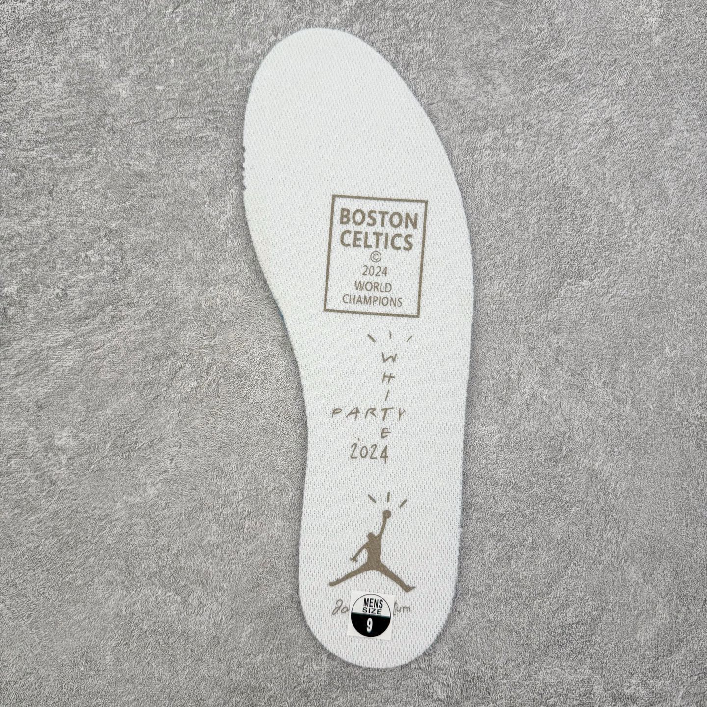 图片[16]-＃XC纯原 Travis Scott x Air Jordan AJ1 Low OG SP TS联名纯白倒钩低帮 TD1228-111 XC原厂全套原楦原纸板冲刀磨具开发 原厂皮料加持 原厂港宝加持定型后跟R度完美 同源原厂电绣 鬼脸飞翼针数密度立体效果一致 百分百一致原鞋 原厂拉帮工艺 针距密度一致 后跟弧度收口自然不对折 极致一眼正品既视感 进口玻璃冲刀皮料裁剪零毛边 全鞋电脑针车工艺 品控清洁度最高QC检验标准 免检产品 原厂订购鞋盒、鞋标、防尘纸、鞋撑、鞋带 追求极致的原厂味道 尺码：36 36.5 37.5 38 38.5 39 40 40.5 41 42 42.5 43 44 44.5 45 46 47.5-选品中心