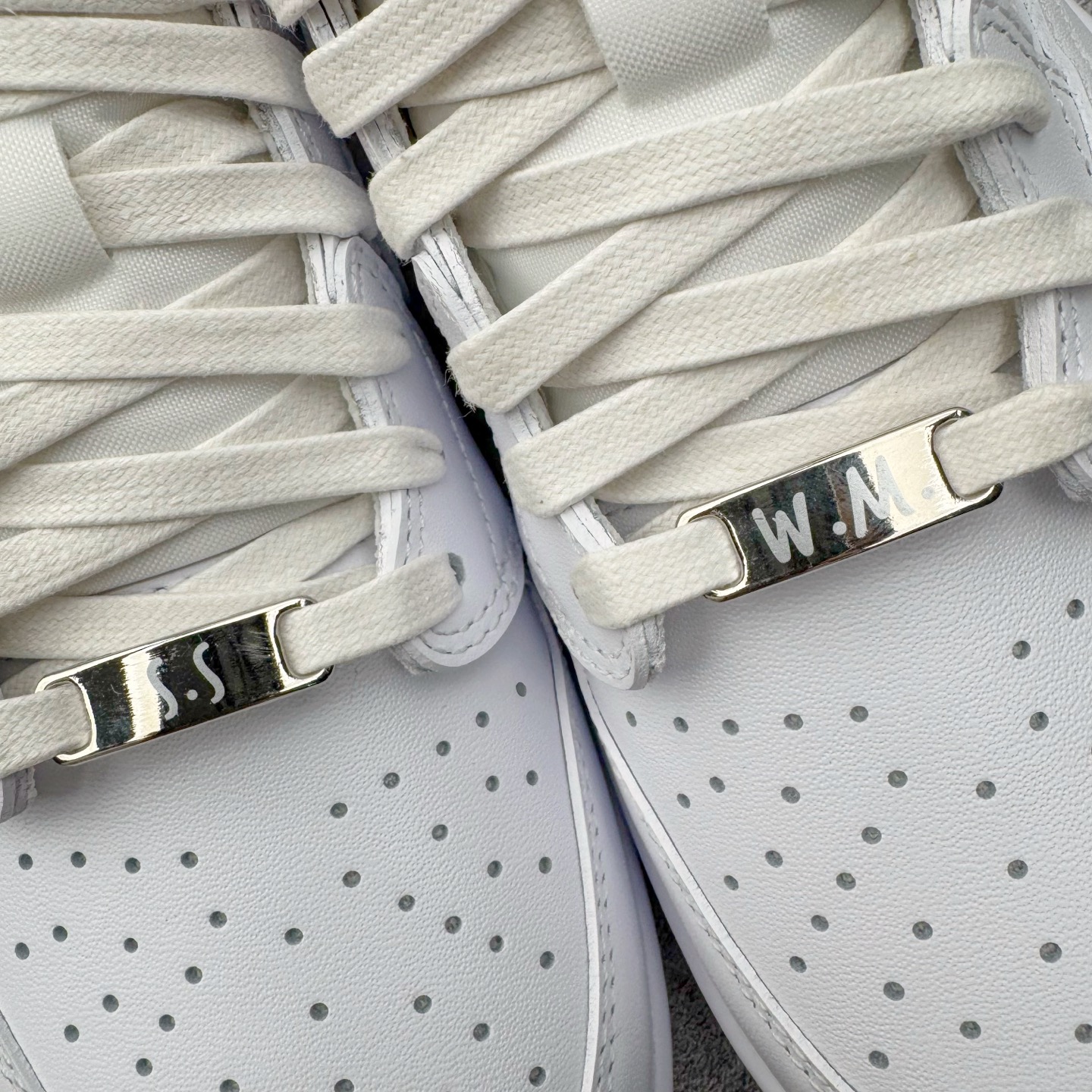 图片[23]-＃XC纯原 Travis Scott x Air Jordan AJ1 Low OG SP TS联名纯白倒钩低帮 TD1228-111 XC原厂全套原楦原纸板冲刀磨具开发 原厂皮料加持 原厂港宝加持定型后跟R度完美 同源原厂电绣 鬼脸飞翼针数密度立体效果一致 百分百一致原鞋 原厂拉帮工艺 针距密度一致 后跟弧度收口自然不对折 极致一眼正品既视感 进口玻璃冲刀皮料裁剪零毛边 全鞋电脑针车工艺 品控清洁度最高QC检验标准 免检产品 原厂订购鞋盒、鞋标、防尘纸、鞋撑、鞋带 追求极致的原厂味道 尺码：36 36.5 37.5 38 38.5 39 40 40.5 41 42 42.5 43 44 44.5 45 46 47.5-选品中心