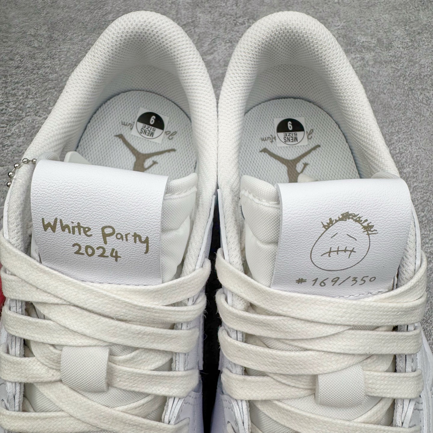 图片[22]-＃XC纯原 Travis Scott x Air Jordan AJ1 Low OG SP TS联名纯白倒钩低帮 TD1228-111 XC原厂全套原楦原纸板冲刀磨具开发 原厂皮料加持 原厂港宝加持定型后跟R度完美 同源原厂电绣 鬼脸飞翼针数密度立体效果一致 百分百一致原鞋 原厂拉帮工艺 针距密度一致 后跟弧度收口自然不对折 极致一眼正品既视感 进口玻璃冲刀皮料裁剪零毛边 全鞋电脑针车工艺 品控清洁度最高QC检验标准 免检产品 原厂订购鞋盒、鞋标、防尘纸、鞋撑、鞋带 追求极致的原厂味道 尺码：36 36.5 37.5 38 38.5 39 40 40.5 41 42 42.5 43 44 44.5 45 46 47.5-选品中心