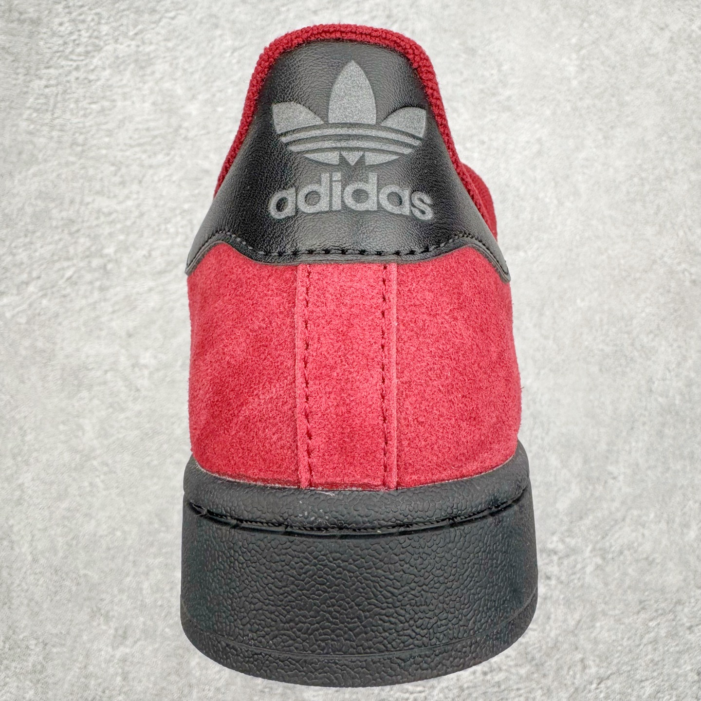 图片[8]-＃XP纯原套现福利 AD Originals Superstar 经典复古贝壳头板鞋 JQ3220 诞生于1969年 是第一双将全皮面鞋 身与橡胶鞋头结合在一起的低帮篮球鞋 Superstar最开始 是作为高帮篮球鞋Pro Model的低帮版本而出现的 但因为其独特和醒目的橡胶鞋头造型而让大家熟知 被大家形象地称为\\\”shelltoe\\\”贝壳头 在70年代的美国职业篮球场上 接近3/4的NBA球员都将这双Superstar作为场上用鞋 80年代之后 经过不断的改良和发展 Superstar逐渐成为横跨时装、音乐、街头文化、休闲和运动等各大领域的时尚潮鞋 尺码：36 36.5 37 38 38.5 39 40 40.5 41 42 42.5 43 44 44.5 45-选品中心