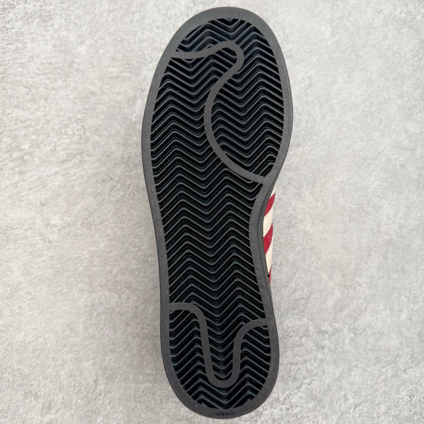 图片[9]-＃XP纯原套现福利 AD Originals Superstar 经典复古贝壳头板鞋 JQ3220 诞生于1969年 是第一双将全皮面鞋 身与橡胶鞋头结合在一起的低帮篮球鞋 Superstar最开始 是作为高帮篮球鞋Pro Model的低帮版本而出现的 但因为其独特和醒目的橡胶鞋头造型而让大家熟知 被大家形象地称为\\\”shelltoe\\\”贝壳头 在70年代的美国职业篮球场上 接近3/4的NBA球员都将这双Superstar作为场上用鞋 80年代之后 经过不断的改良和发展 Superstar逐渐成为横跨时装、音乐、街头文化、休闲和运动等各大领域的时尚潮鞋 尺码：36 36.5 37 38 38.5 39 40 40.5 41 42 42.5 43 44 44.5 45-选品中心