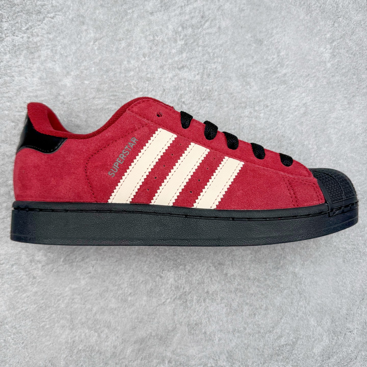 ＃XP纯原套现福利 AD Originals Superstar 经典复古贝壳头板鞋 JQ3220 诞生于1969年 是第一双将全皮面鞋 身与橡胶鞋头结合在一起的低帮篮球鞋 Superstar最开始 是作为高帮篮球鞋Pro Model的低帮版本而出现的 但因为其独特和醒目的橡胶鞋头造型而让大家熟知 被大家形象地称为\\\