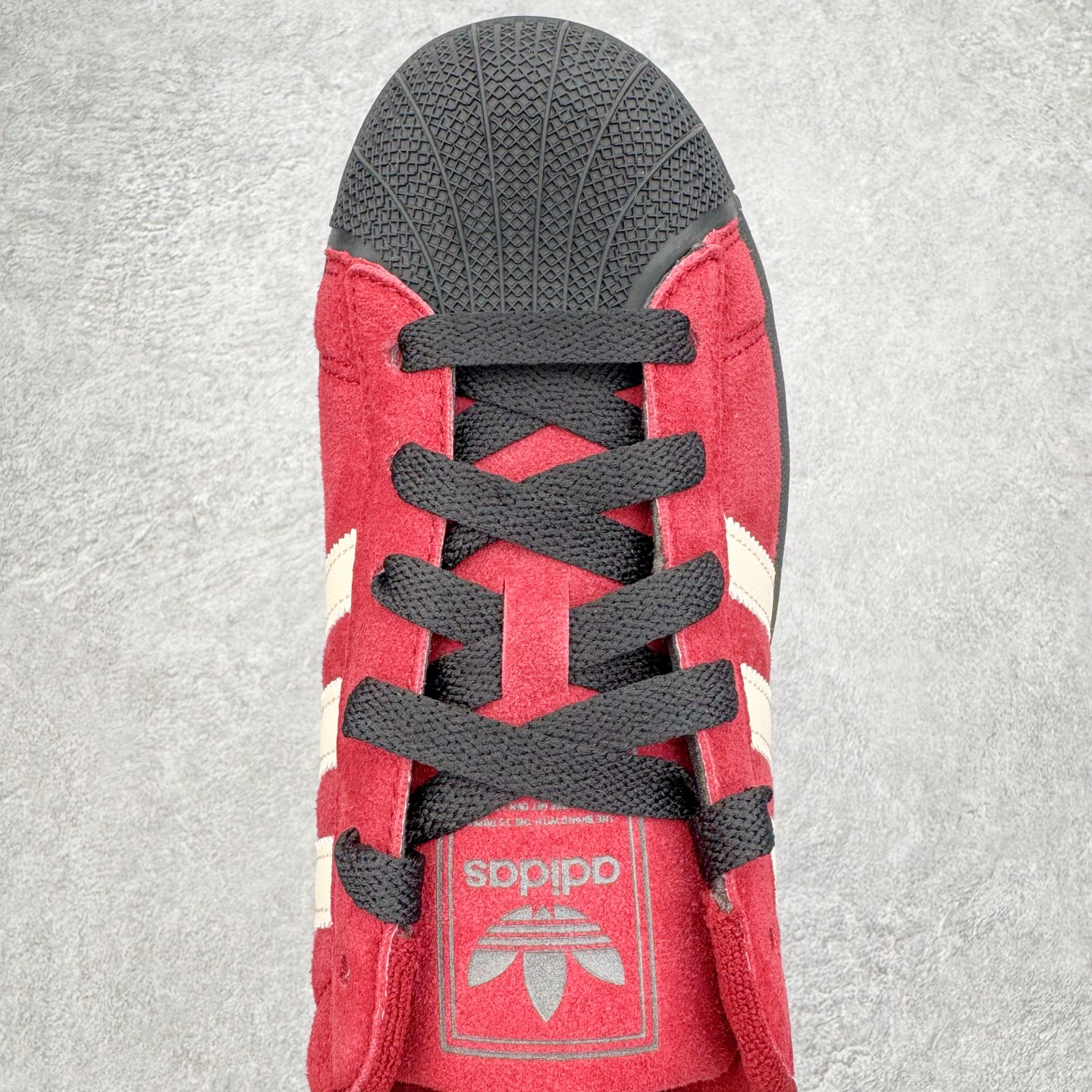 图片[4]-＃XP纯原套现福利 AD Originals Superstar 经典复古贝壳头板鞋 JQ3220 诞生于1969年 是第一双将全皮面鞋 身与橡胶鞋头结合在一起的低帮篮球鞋 Superstar最开始 是作为高帮篮球鞋Pro Model的低帮版本而出现的 但因为其独特和醒目的橡胶鞋头造型而让大家熟知 被大家形象地称为\\\”shelltoe\\\”贝壳头 在70年代的美国职业篮球场上 接近3/4的NBA球员都将这双Superstar作为场上用鞋 80年代之后 经过不断的改良和发展 Superstar逐渐成为横跨时装、音乐、街头文化、休闲和运动等各大领域的时尚潮鞋 尺码：36 36.5 37 38 38.5 39 40 40.5 41 42 42.5 43 44 44.5 45-选品中心