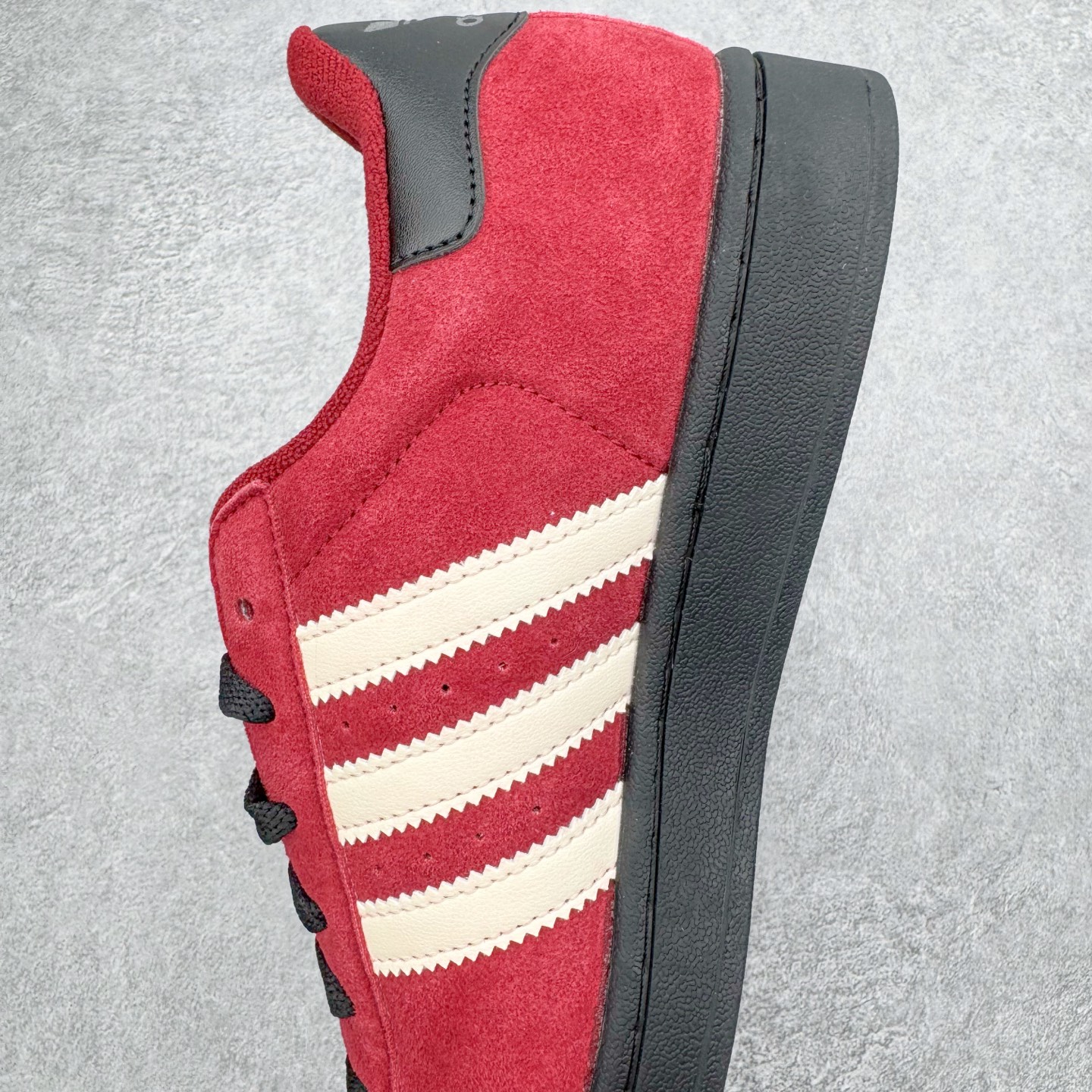 图片[7]-＃XP纯原套现福利 AD Originals Superstar 经典复古贝壳头板鞋 JQ3220 诞生于1969年 是第一双将全皮面鞋 身与橡胶鞋头结合在一起的低帮篮球鞋 Superstar最开始 是作为高帮篮球鞋Pro Model的低帮版本而出现的 但因为其独特和醒目的橡胶鞋头造型而让大家熟知 被大家形象地称为\\\”shelltoe\\\”贝壳头 在70年代的美国职业篮球场上 接近3/4的NBA球员都将这双Superstar作为场上用鞋 80年代之后 经过不断的改良和发展 Superstar逐渐成为横跨时装、音乐、街头文化、休闲和运动等各大领域的时尚潮鞋 尺码：36 36.5 37 38 38.5 39 40 40.5 41 42 42.5 43 44 44.5 45-选品中心