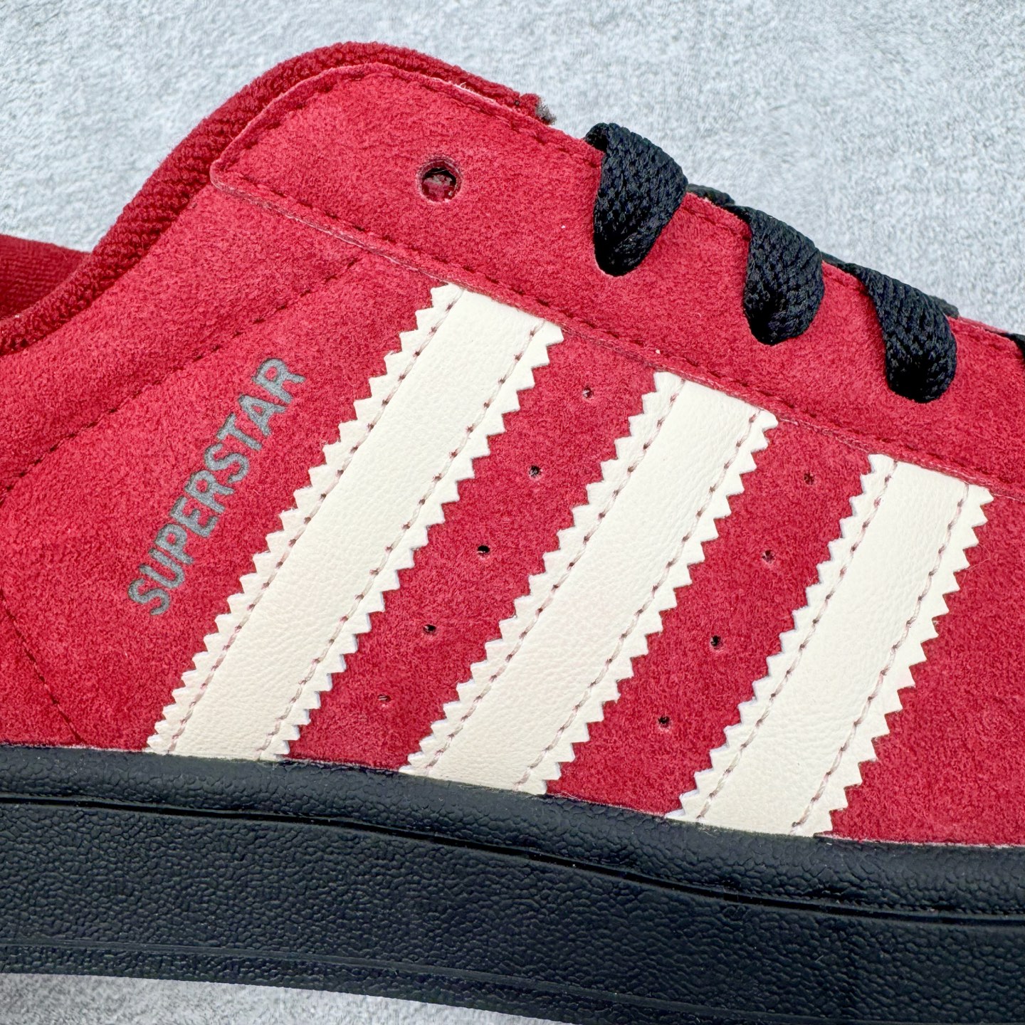 图片[16]-＃XP纯原套现福利 AD Originals Superstar 经典复古贝壳头板鞋 JQ3220 诞生于1969年 是第一双将全皮面鞋 身与橡胶鞋头结合在一起的低帮篮球鞋 Superstar最开始 是作为高帮篮球鞋Pro Model的低帮版本而出现的 但因为其独特和醒目的橡胶鞋头造型而让大家熟知 被大家形象地称为\\\”shelltoe\\\”贝壳头 在70年代的美国职业篮球场上 接近3/4的NBA球员都将这双Superstar作为场上用鞋 80年代之后 经过不断的改良和发展 Superstar逐渐成为横跨时装、音乐、街头文化、休闲和运动等各大领域的时尚潮鞋 尺码：36 36.5 37 38 38.5 39 40 40.5 41 42 42.5 43 44 44.5 45-选品中心