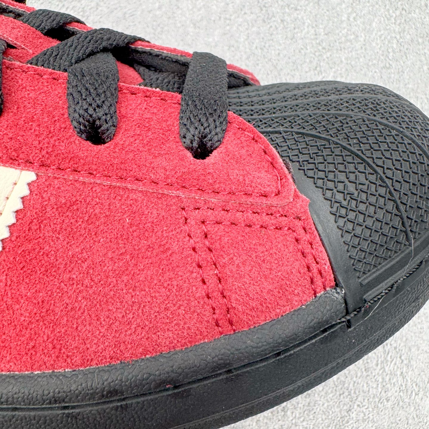 图片[15]-＃XP纯原套现福利 AD Originals Superstar 经典复古贝壳头板鞋 JQ3220 诞生于1969年 是第一双将全皮面鞋 身与橡胶鞋头结合在一起的低帮篮球鞋 Superstar最开始 是作为高帮篮球鞋Pro Model的低帮版本而出现的 但因为其独特和醒目的橡胶鞋头造型而让大家熟知 被大家形象地称为\\\”shelltoe\\\”贝壳头 在70年代的美国职业篮球场上 接近3/4的NBA球员都将这双Superstar作为场上用鞋 80年代之后 经过不断的改良和发展 Superstar逐渐成为横跨时装、音乐、街头文化、休闲和运动等各大领域的时尚潮鞋 尺码：36 36.5 37 38 38.5 39 40 40.5 41 42 42.5 43 44 44.5 45-选品中心