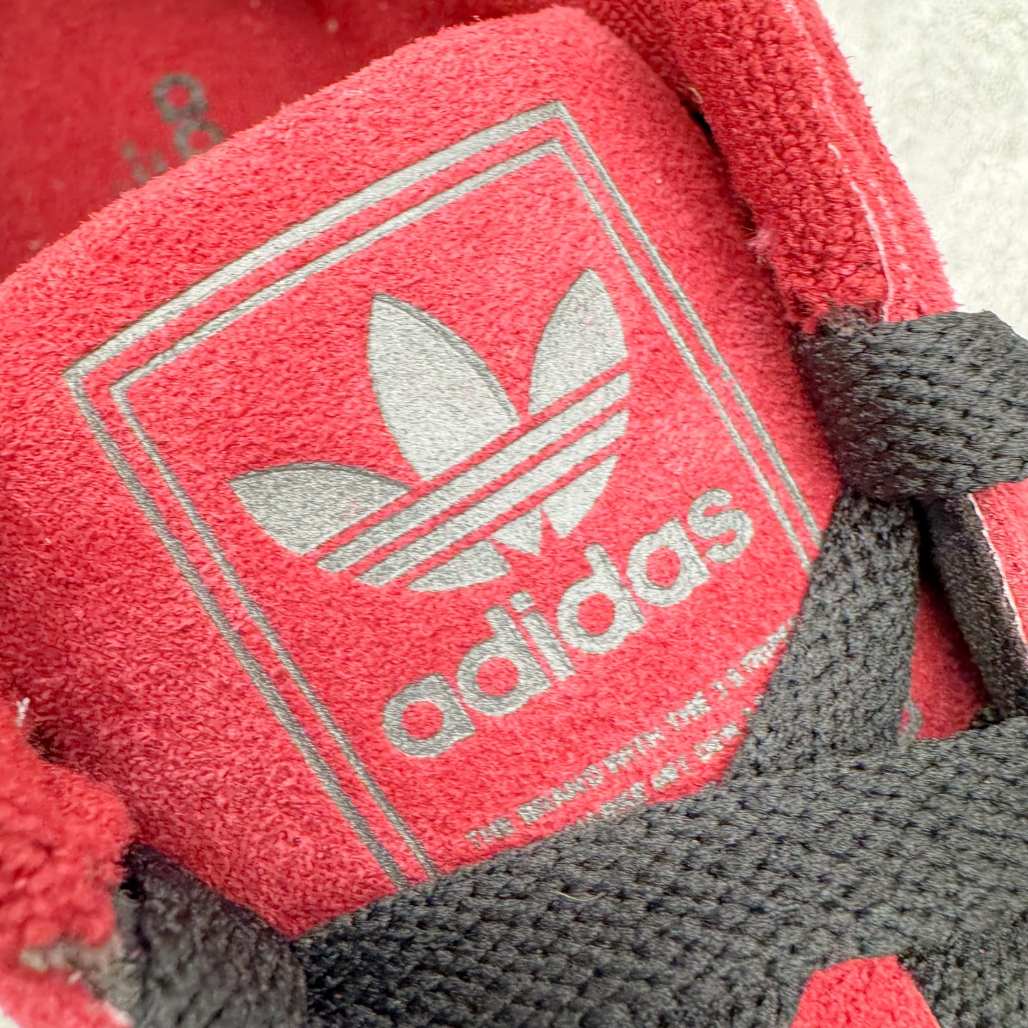 图片[12]-＃XP纯原套现福利 AD Originals Superstar 经典复古贝壳头板鞋 JQ3220 诞生于1969年 是第一双将全皮面鞋 身与橡胶鞋头结合在一起的低帮篮球鞋 Superstar最开始 是作为高帮篮球鞋Pro Model的低帮版本而出现的 但因为其独特和醒目的橡胶鞋头造型而让大家熟知 被大家形象地称为\\\”shelltoe\\\”贝壳头 在70年代的美国职业篮球场上 接近3/4的NBA球员都将这双Superstar作为场上用鞋 80年代之后 经过不断的改良和发展 Superstar逐渐成为横跨时装、音乐、街头文化、休闲和运动等各大领域的时尚潮鞋 尺码：36 36.5 37 38 38.5 39 40 40.5 41 42 42.5 43 44 44.5 45-选品中心