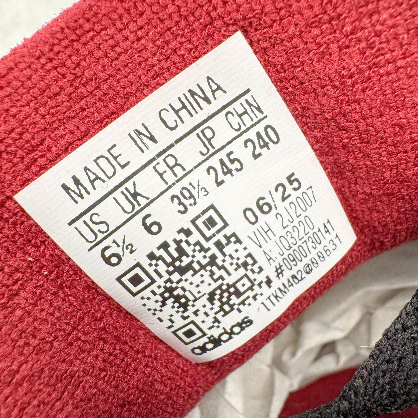 图片[11]-＃XP纯原套现福利 AD Originals Superstar 经典复古贝壳头板鞋 JQ3220 诞生于1969年 是第一双将全皮面鞋 身与橡胶鞋头结合在一起的低帮篮球鞋 Superstar最开始 是作为高帮篮球鞋Pro Model的低帮版本而出现的 但因为其独特和醒目的橡胶鞋头造型而让大家熟知 被大家形象地称为\\\”shelltoe\\\”贝壳头 在70年代的美国职业篮球场上 接近3/4的NBA球员都将这双Superstar作为场上用鞋 80年代之后 经过不断的改良和发展 Superstar逐渐成为横跨时装、音乐、街头文化、休闲和运动等各大领域的时尚潮鞋 尺码：36 36.5 37 38 38.5 39 40 40.5 41 42 42.5 43 44 44.5 45-选品中心