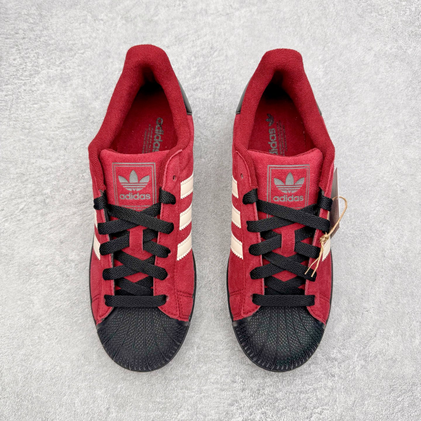 图片[2]-＃XP纯原套现福利 AD Originals Superstar 经典复古贝壳头板鞋 JQ3220 诞生于1969年 是第一双将全皮面鞋 身与橡胶鞋头结合在一起的低帮篮球鞋 Superstar最开始 是作为高帮篮球鞋Pro Model的低帮版本而出现的 但因为其独特和醒目的橡胶鞋头造型而让大家熟知 被大家形象地称为\\\”shelltoe\\\”贝壳头 在70年代的美国职业篮球场上 接近3/4的NBA球员都将这双Superstar作为场上用鞋 80年代之后 经过不断的改良和发展 Superstar逐渐成为横跨时装、音乐、街头文化、休闲和运动等各大领域的时尚潮鞋 尺码：36 36.5 37 38 38.5 39 40 40.5 41 42 42.5 43 44 44.5 45-选品中心