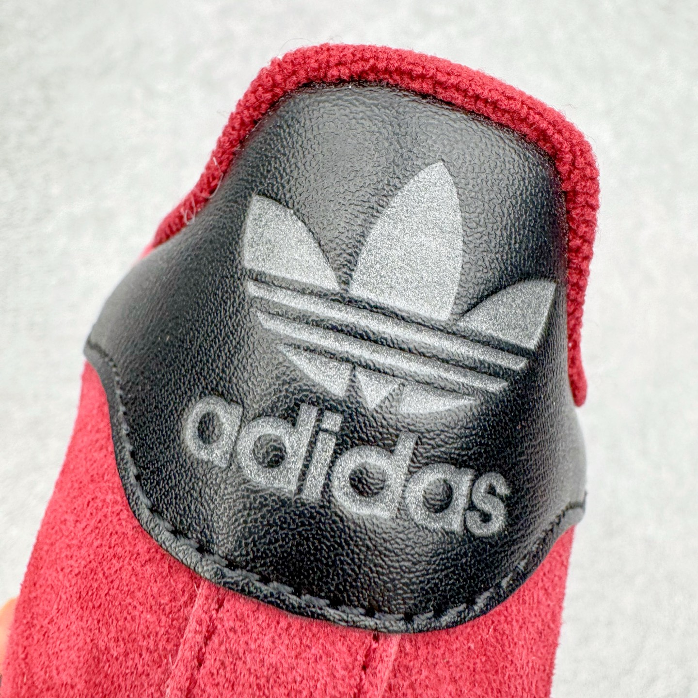 图片[14]-＃XP纯原套现福利 AD Originals Superstar 经典复古贝壳头板鞋 JQ3220 诞生于1969年 是第一双将全皮面鞋 身与橡胶鞋头结合在一起的低帮篮球鞋 Superstar最开始 是作为高帮篮球鞋Pro Model的低帮版本而出现的 但因为其独特和醒目的橡胶鞋头造型而让大家熟知 被大家形象地称为\\\”shelltoe\\\”贝壳头 在70年代的美国职业篮球场上 接近3/4的NBA球员都将这双Superstar作为场上用鞋 80年代之后 经过不断的改良和发展 Superstar逐渐成为横跨时装、音乐、街头文化、休闲和运动等各大领域的时尚潮鞋 尺码：36 36.5 37 38 38.5 39 40 40.5 41 42 42.5 43 44 44.5 45-选品中心