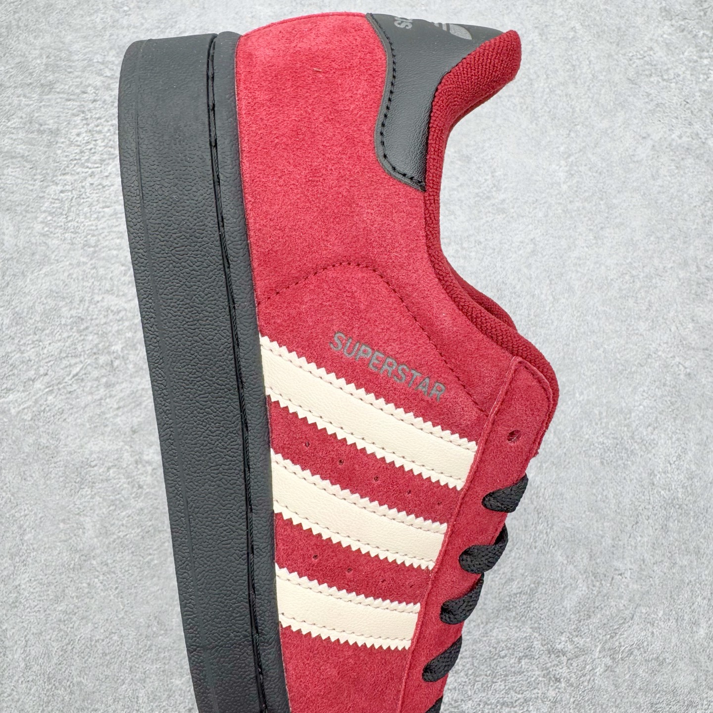 图片[6]-＃XP纯原套现福利 AD Originals Superstar 经典复古贝壳头板鞋 JQ3220 诞生于1969年 是第一双将全皮面鞋 身与橡胶鞋头结合在一起的低帮篮球鞋 Superstar最开始 是作为高帮篮球鞋Pro Model的低帮版本而出现的 但因为其独特和醒目的橡胶鞋头造型而让大家熟知 被大家形象地称为\\\”shelltoe\\\”贝壳头 在70年代的美国职业篮球场上 接近3/4的NBA球员都将这双Superstar作为场上用鞋 80年代之后 经过不断的改良和发展 Superstar逐渐成为横跨时装、音乐、街头文化、休闲和运动等各大领域的时尚潮鞋 尺码：36 36.5 37 38 38.5 39 40 40.5 41 42 42.5 43 44 44.5 45-选品中心