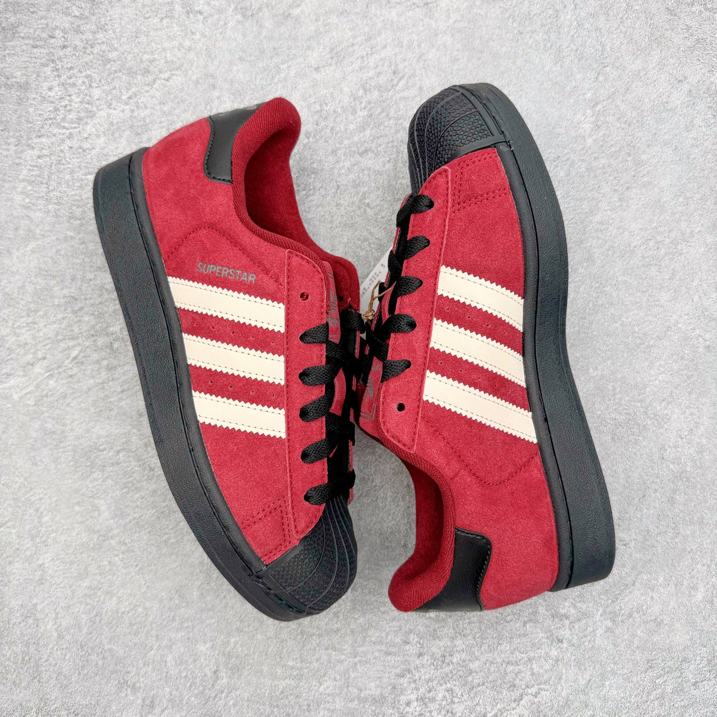 图片[3]-＃XP纯原套现福利 AD Originals Superstar 经典复古贝壳头板鞋 JQ3220 诞生于1969年 是第一双将全皮面鞋 身与橡胶鞋头结合在一起的低帮篮球鞋 Superstar最开始 是作为高帮篮球鞋Pro Model的低帮版本而出现的 但因为其独特和醒目的橡胶鞋头造型而让大家熟知 被大家形象地称为\\\”shelltoe\\\”贝壳头 在70年代的美国职业篮球场上 接近3/4的NBA球员都将这双Superstar作为场上用鞋 80年代之后 经过不断的改良和发展 Superstar逐渐成为横跨时装、音乐、街头文化、休闲和运动等各大领域的时尚潮鞋 尺码：36 36.5 37 38 38.5 39 40 40.5 41 42 42.5 43 44 44.5 45-选品中心