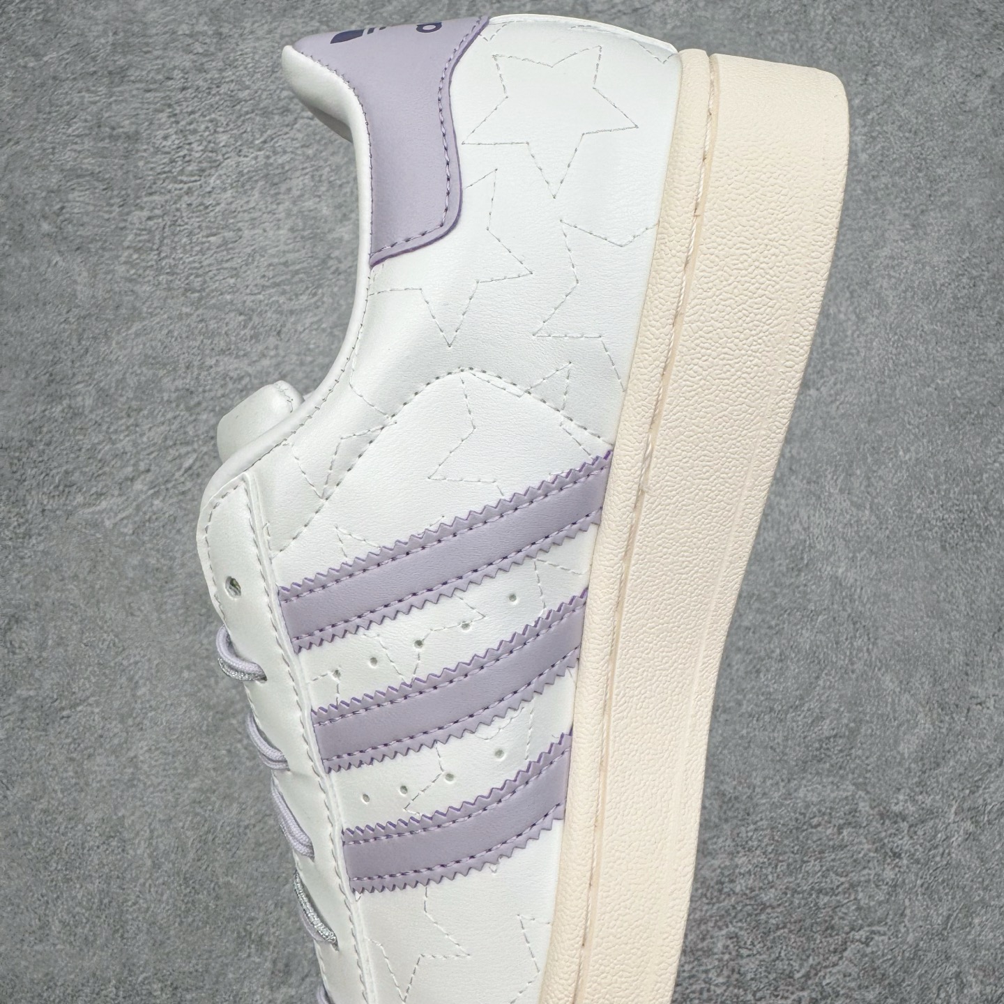 图片[7]-＃XP纯原套现福利 AD Originals Superstar 经典复古贝壳头板鞋 JR6984 诞生于1969年 是第一双将全皮面鞋 身与橡胶鞋头结合在一起的低帮篮球鞋 Superstar最开始 是作为高帮篮球鞋Pro Model的低帮版本而出现的 但因为其独特和醒目的橡胶鞋头造型而让大家熟知 被大家形象地称为\\\”shelltoe\\\”贝壳头 在70年代的美国职业篮球场上 接近3/4的NBA球员都将这双Superstar作为场上用鞋 80年代之后 经过不断的改良和发展 Superstar逐渐成为横跨时装、音乐、街头文化、休闲和运动等各大领域的时尚潮鞋 尺码：36 36.5 37 38 38.5 39 40 40.5 41 42 42.5 43 44 44.5 45-选品中心