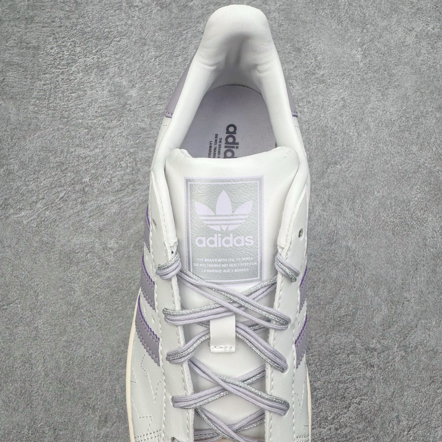 图片[5]-＃XP纯原套现福利 AD Originals Superstar 经典复古贝壳头板鞋 JR6984 诞生于1969年 是第一双将全皮面鞋 身与橡胶鞋头结合在一起的低帮篮球鞋 Superstar最开始 是作为高帮篮球鞋Pro Model的低帮版本而出现的 但因为其独特和醒目的橡胶鞋头造型而让大家熟知 被大家形象地称为\\\”shelltoe\\\”贝壳头 在70年代的美国职业篮球场上 接近3/4的NBA球员都将这双Superstar作为场上用鞋 80年代之后 经过不断的改良和发展 Superstar逐渐成为横跨时装、音乐、街头文化、休闲和运动等各大领域的时尚潮鞋 尺码：36 36.5 37 38 38.5 39 40 40.5 41 42 42.5 43 44 44.5 45-选品中心