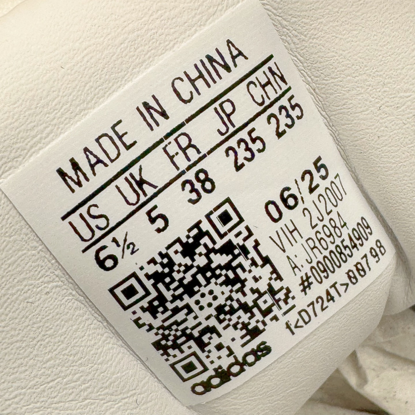 图片[10]-＃XP纯原套现福利 AD Originals Superstar 经典复古贝壳头板鞋 JR6984 诞生于1969年 是第一双将全皮面鞋 身与橡胶鞋头结合在一起的低帮篮球鞋 Superstar最开始 是作为高帮篮球鞋Pro Model的低帮版本而出现的 但因为其独特和醒目的橡胶鞋头造型而让大家熟知 被大家形象地称为\\\”shelltoe\\\”贝壳头 在70年代的美国职业篮球场上 接近3/4的NBA球员都将这双Superstar作为场上用鞋 80年代之后 经过不断的改良和发展 Superstar逐渐成为横跨时装、音乐、街头文化、休闲和运动等各大领域的时尚潮鞋 尺码：36 36.5 37 38 38.5 39 40 40.5 41 42 42.5 43 44 44.5 45-选品中心