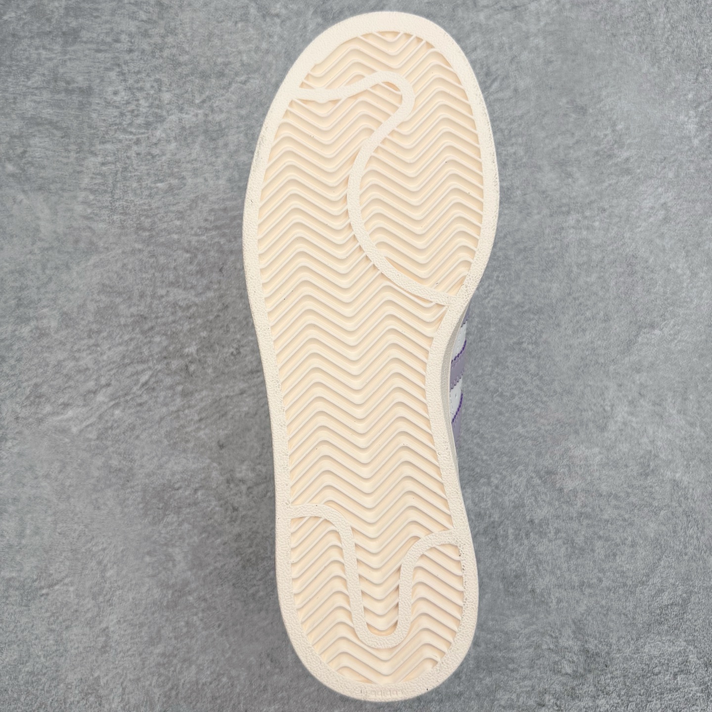 图片[9]-＃XP纯原套现福利 AD Originals Superstar 经典复古贝壳头板鞋 JR6984 诞生于1969年 是第一双将全皮面鞋 身与橡胶鞋头结合在一起的低帮篮球鞋 Superstar最开始 是作为高帮篮球鞋Pro Model的低帮版本而出现的 但因为其独特和醒目的橡胶鞋头造型而让大家熟知 被大家形象地称为\\\”shelltoe\\\”贝壳头 在70年代的美国职业篮球场上 接近3/4的NBA球员都将这双Superstar作为场上用鞋 80年代之后 经过不断的改良和发展 Superstar逐渐成为横跨时装、音乐、街头文化、休闲和运动等各大领域的时尚潮鞋 尺码：36 36.5 37 38 38.5 39 40 40.5 41 42 42.5 43 44 44.5 45-选品中心