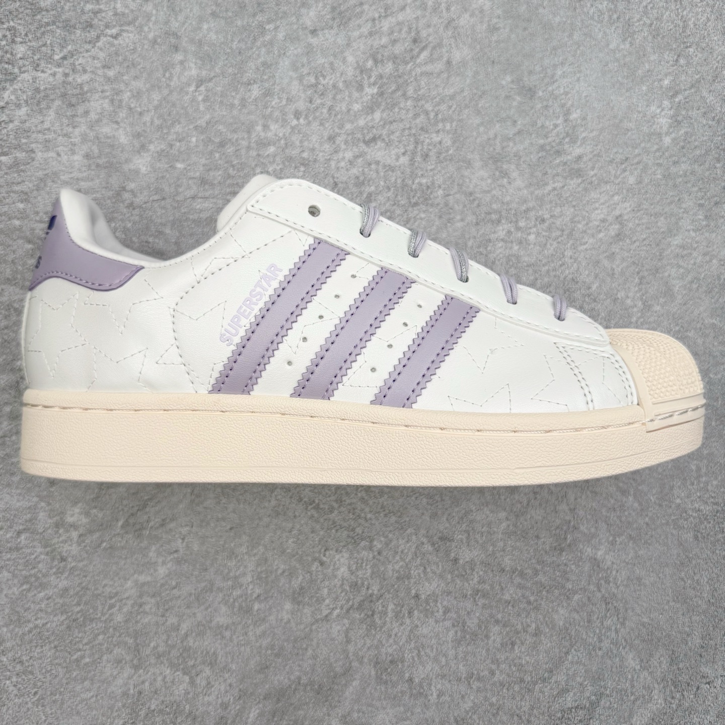 ＃XP纯原套现福利 AD Originals Superstar 经典复古贝壳头板鞋 JR6984 诞生于1969年 是第一双将全皮面鞋 身与橡胶鞋头结合在一起的低帮篮球鞋 Superstar最开始 是作为高帮篮球鞋Pro Model的低帮版本而出现的 但因为其独特和醒目的橡胶鞋头造型而让大家熟知 被大家形象地称为\\\