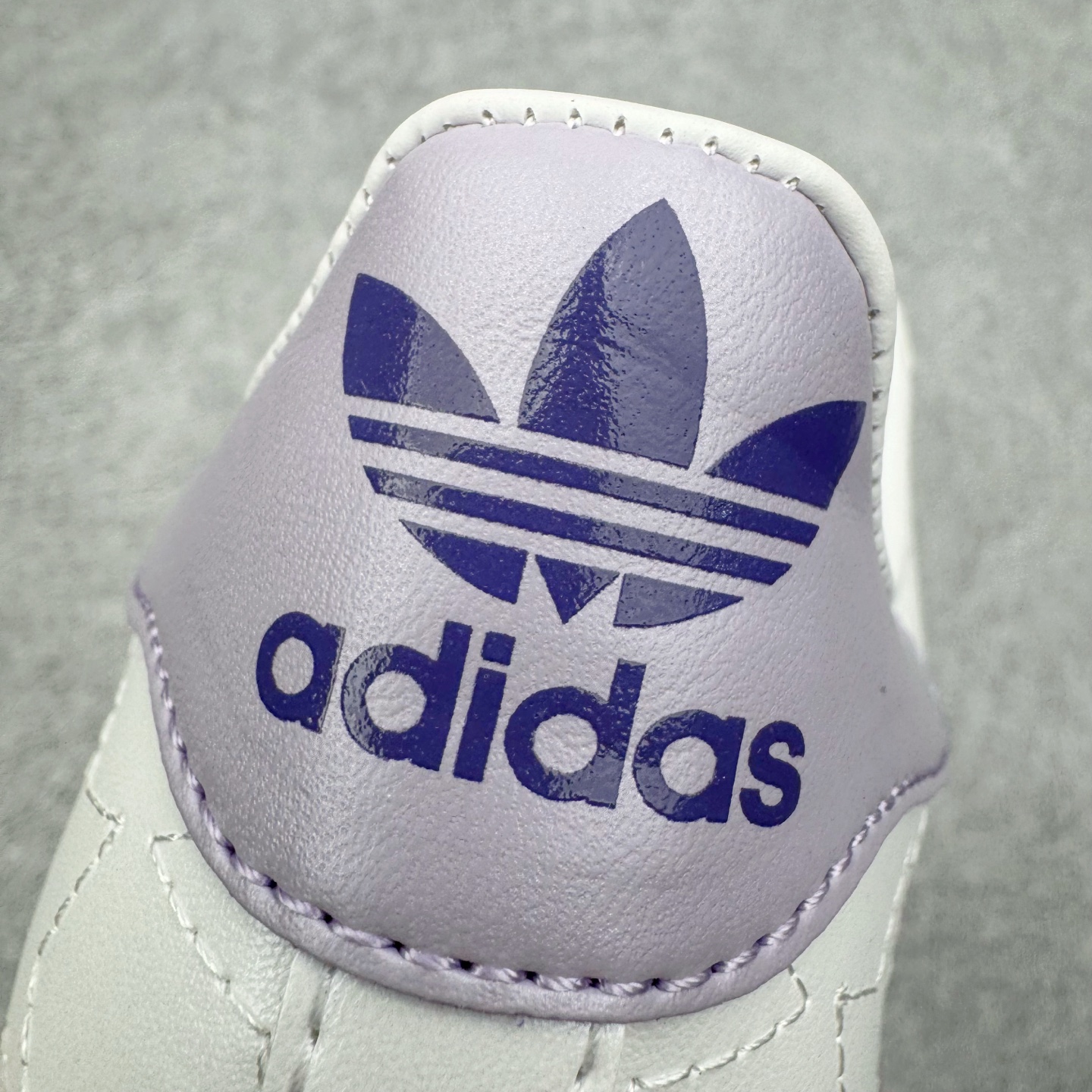 图片[13]-＃XP纯原套现福利 AD Originals Superstar 经典复古贝壳头板鞋 JR6984 诞生于1969年 是第一双将全皮面鞋 身与橡胶鞋头结合在一起的低帮篮球鞋 Superstar最开始 是作为高帮篮球鞋Pro Model的低帮版本而出现的 但因为其独特和醒目的橡胶鞋头造型而让大家熟知 被大家形象地称为\\\”shelltoe\\\”贝壳头 在70年代的美国职业篮球场上 接近3/4的NBA球员都将这双Superstar作为场上用鞋 80年代之后 经过不断的改良和发展 Superstar逐渐成为横跨时装、音乐、街头文化、休闲和运动等各大领域的时尚潮鞋 尺码：36 36.5 37 38 38.5 39 40 40.5 41 42 42.5 43 44 44.5 45-选品中心